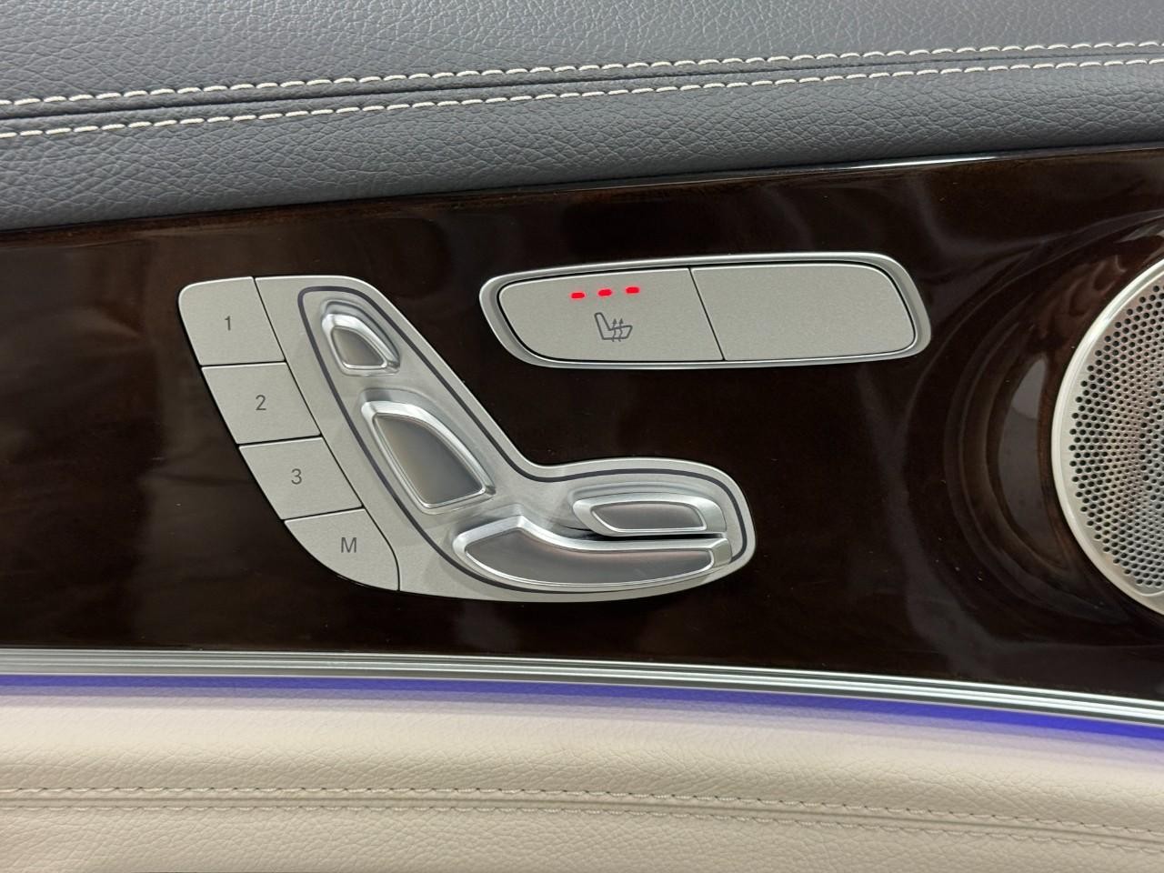 Mercedes-Benz E-Class Vehicle Full-screen Gallery Image 25