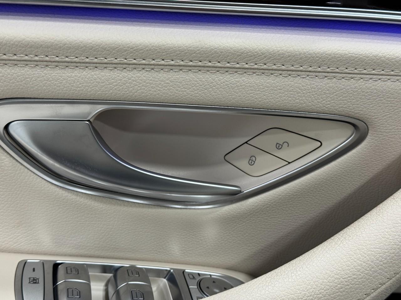 Mercedes-Benz E-Class Vehicle Full-screen Gallery Image 26