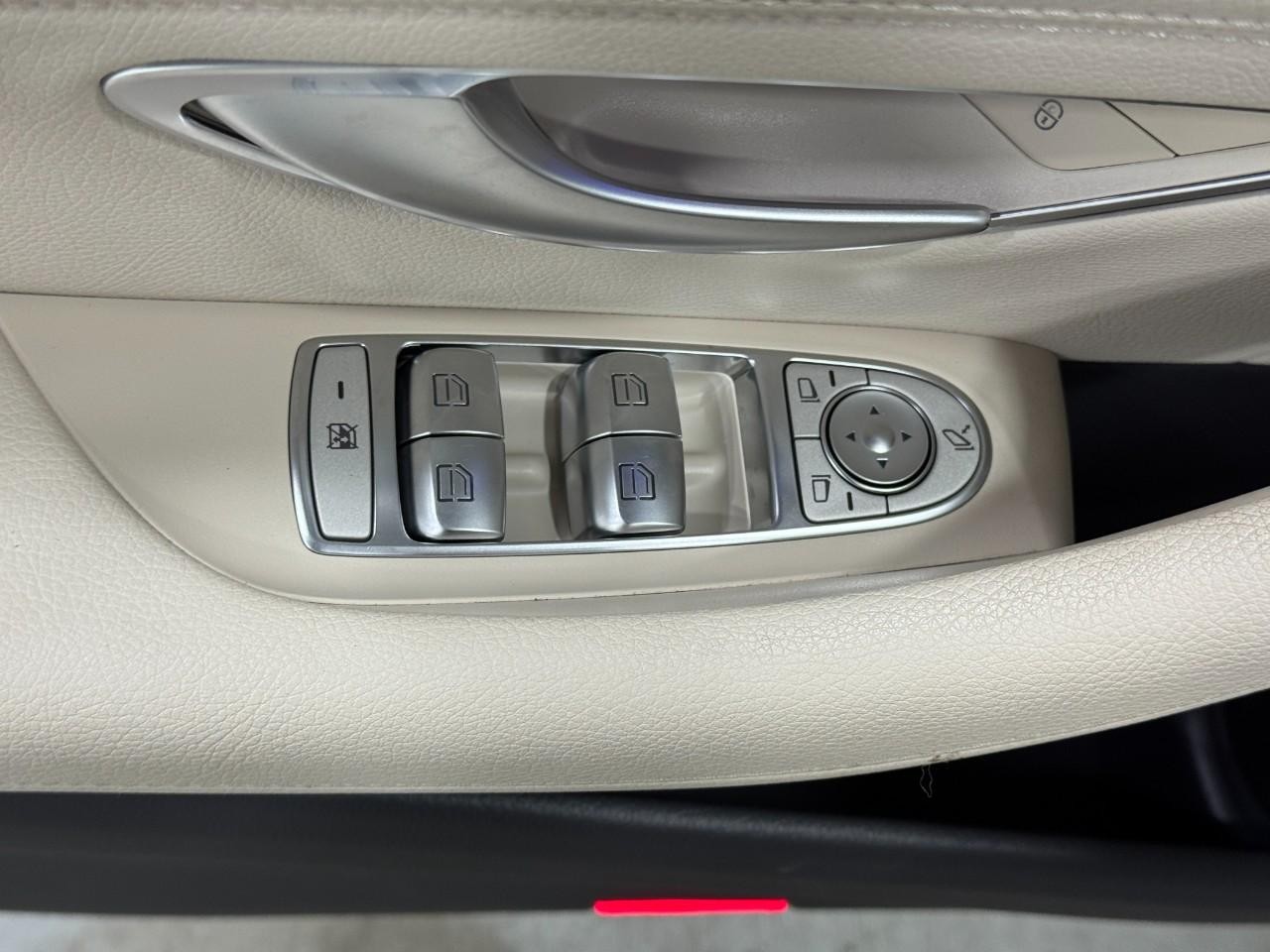 Mercedes-Benz E-Class Vehicle Full-screen Gallery Image 27