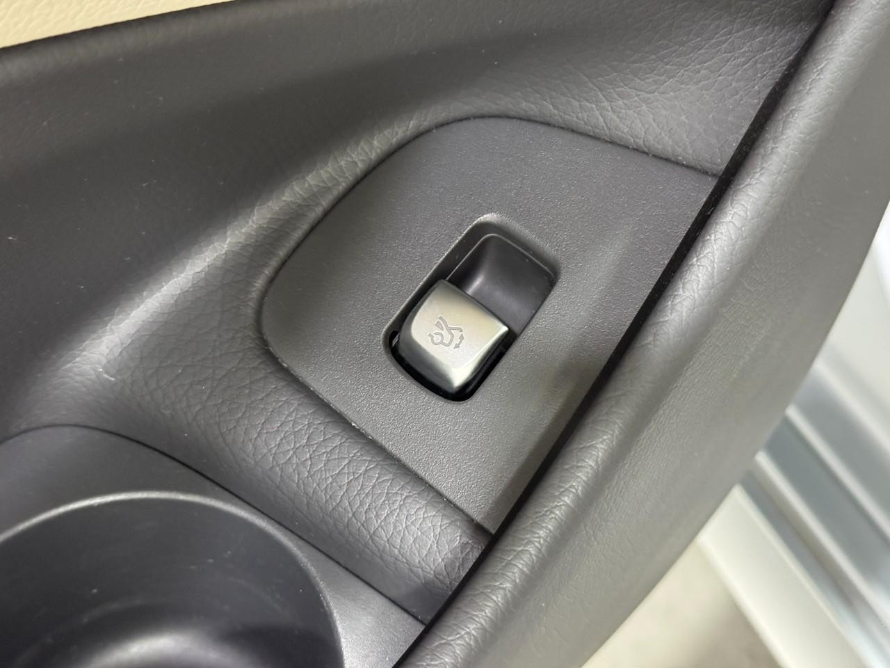 Mercedes-Benz E-Class Vehicle Full-screen Gallery Image 28