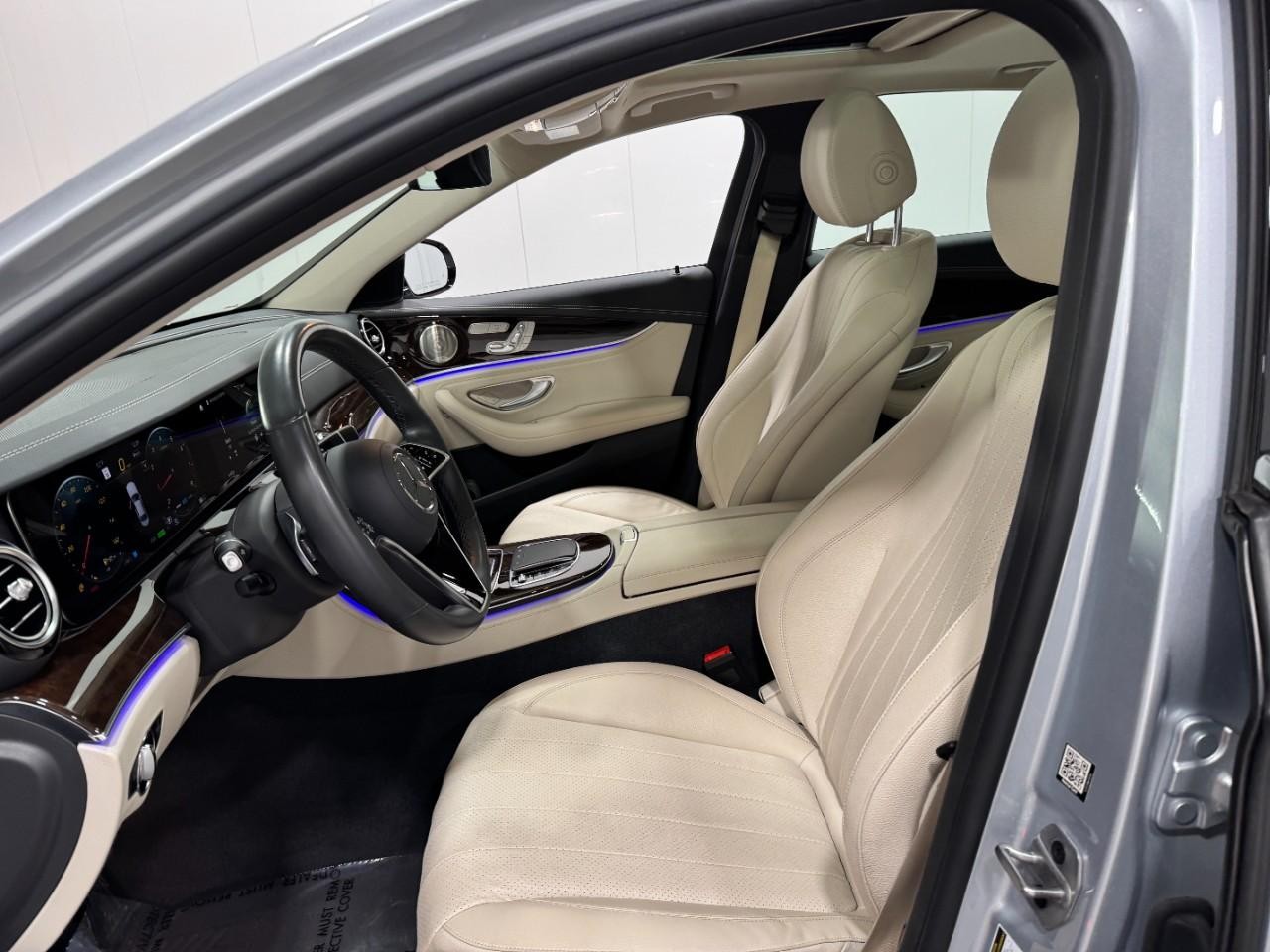 Mercedes-Benz E-Class Vehicle Full-screen Gallery Image 29