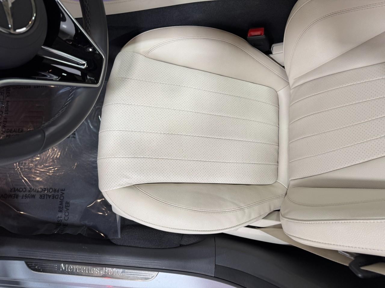 Mercedes-Benz E-Class Vehicle Full-screen Gallery Image 30