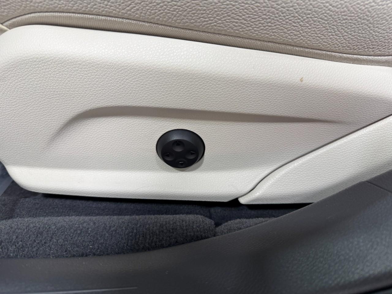 Mercedes-Benz E-Class Vehicle Full-screen Gallery Image 31