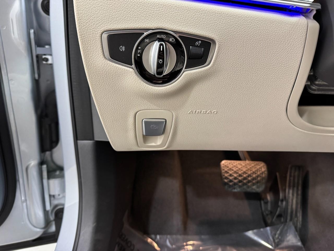 Mercedes-Benz E-Class Vehicle Full-screen Gallery Image 32