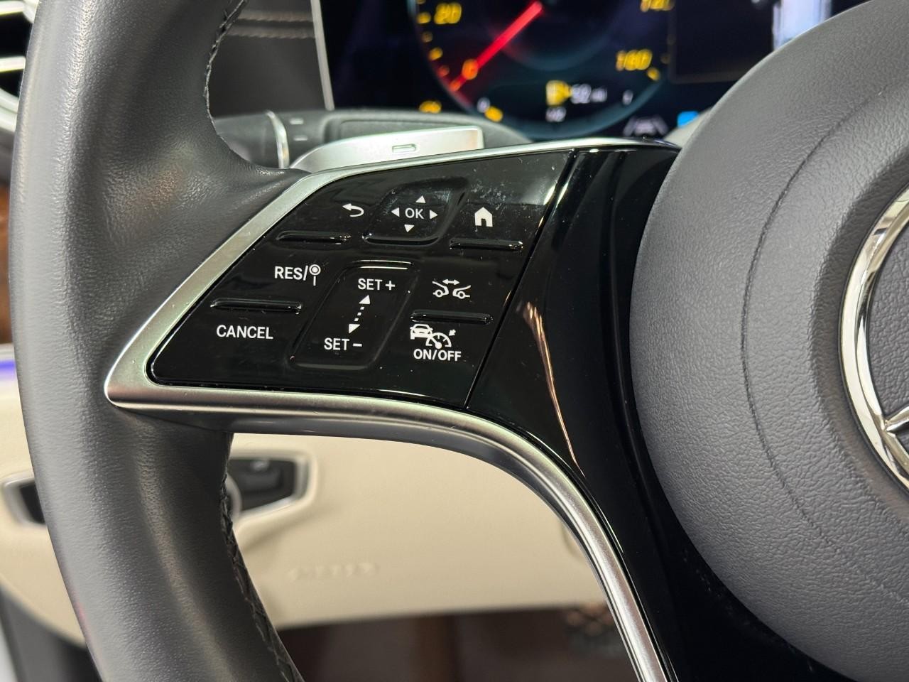 Mercedes-Benz E-Class Vehicle Full-screen Gallery Image 33