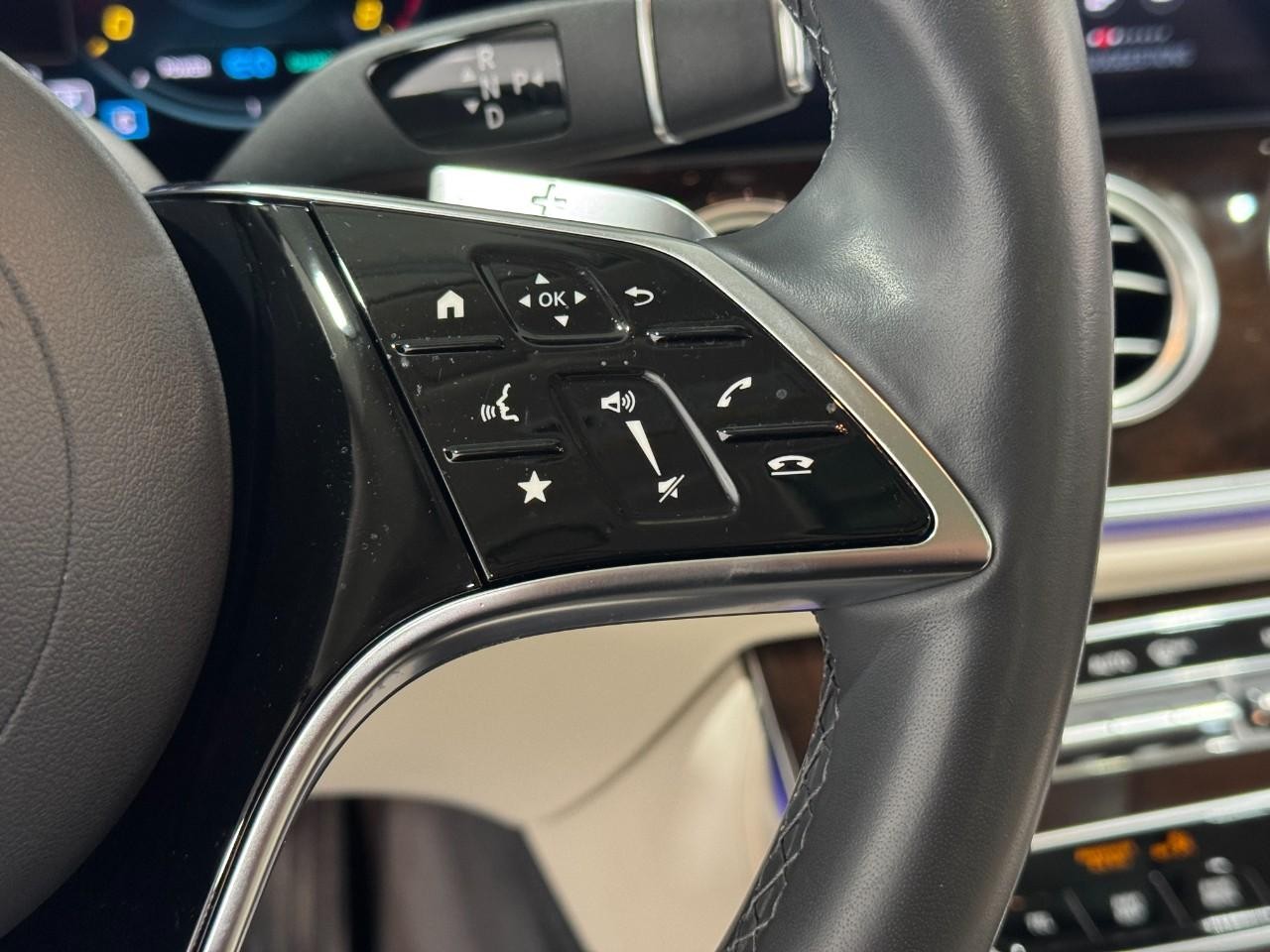 Mercedes-Benz E-Class Vehicle Full-screen Gallery Image 34