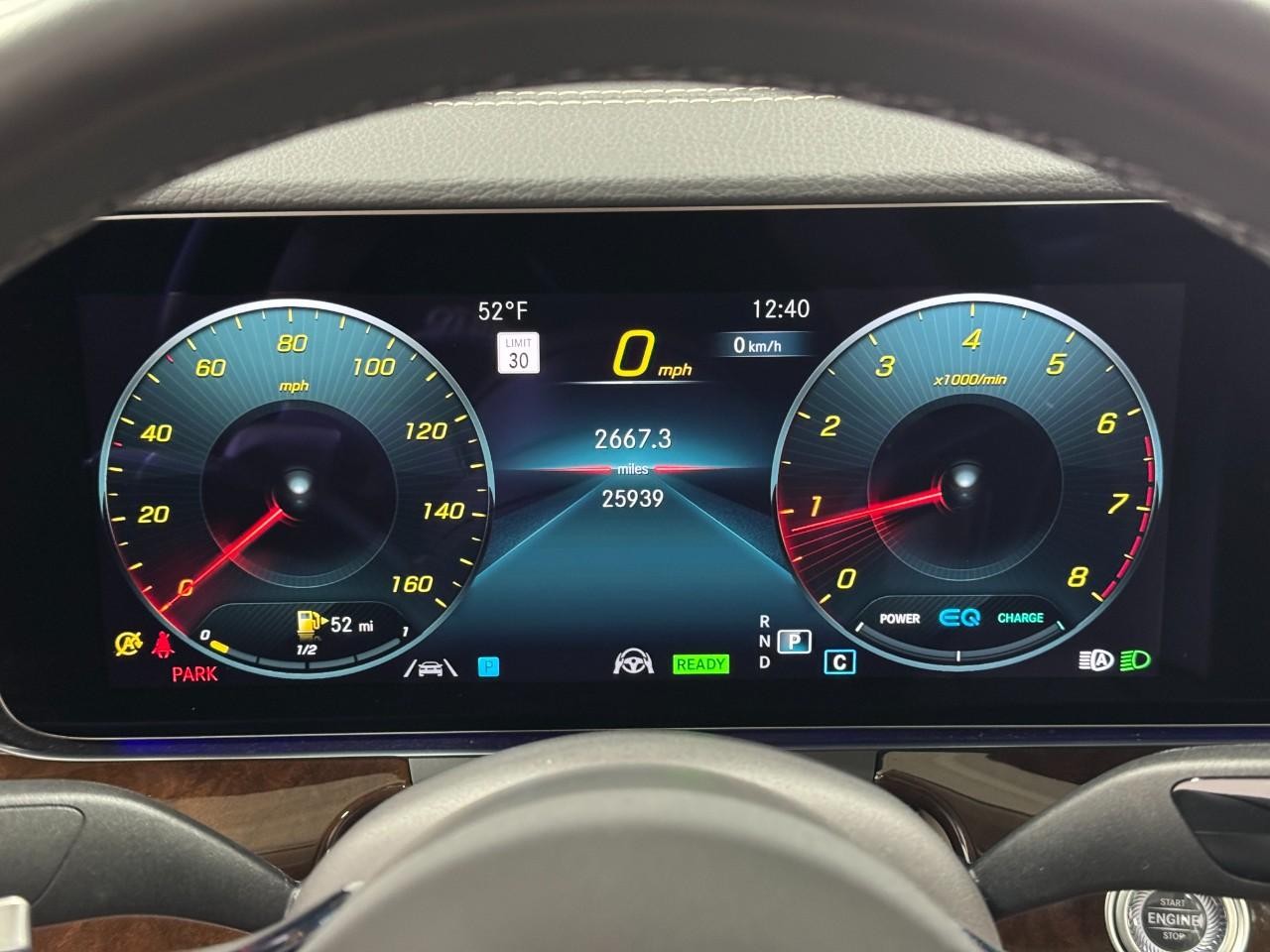 Mercedes-Benz E-Class Vehicle Full-screen Gallery Image 35