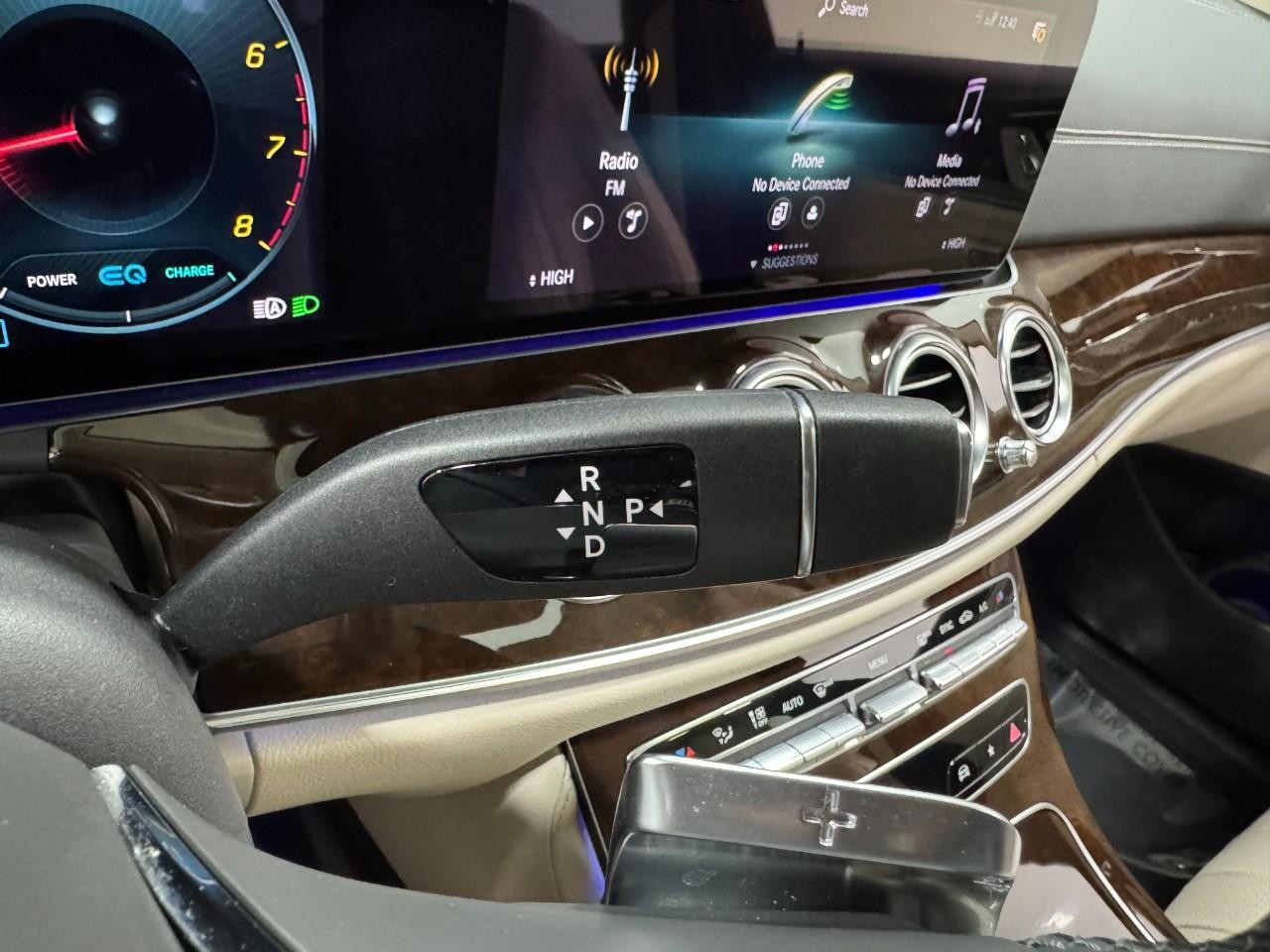 Mercedes-Benz E-Class Vehicle Full-screen Gallery Image 36