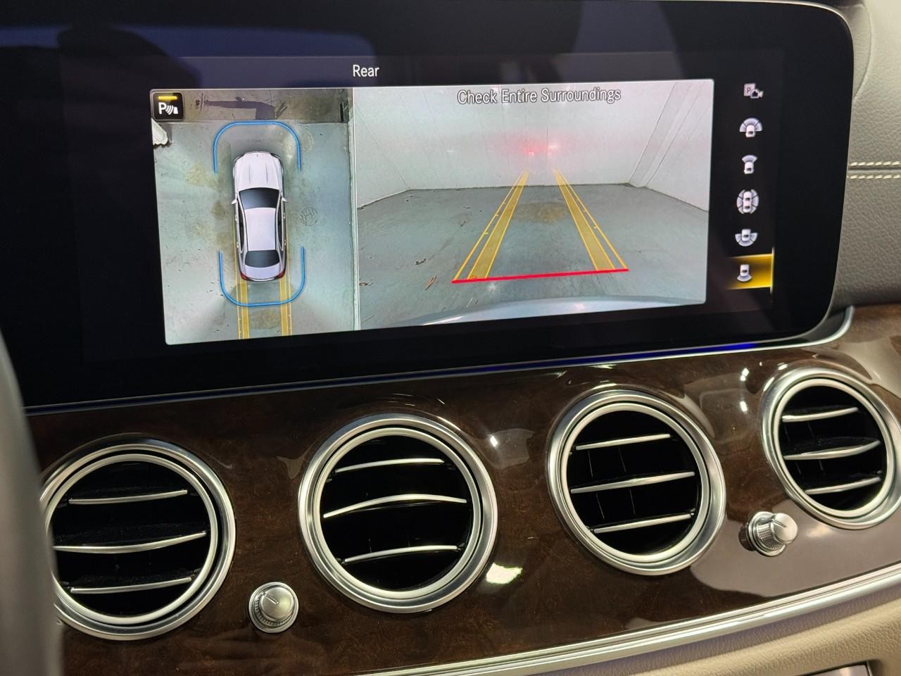 Mercedes-Benz E-Class Vehicle Full-screen Gallery Image 37