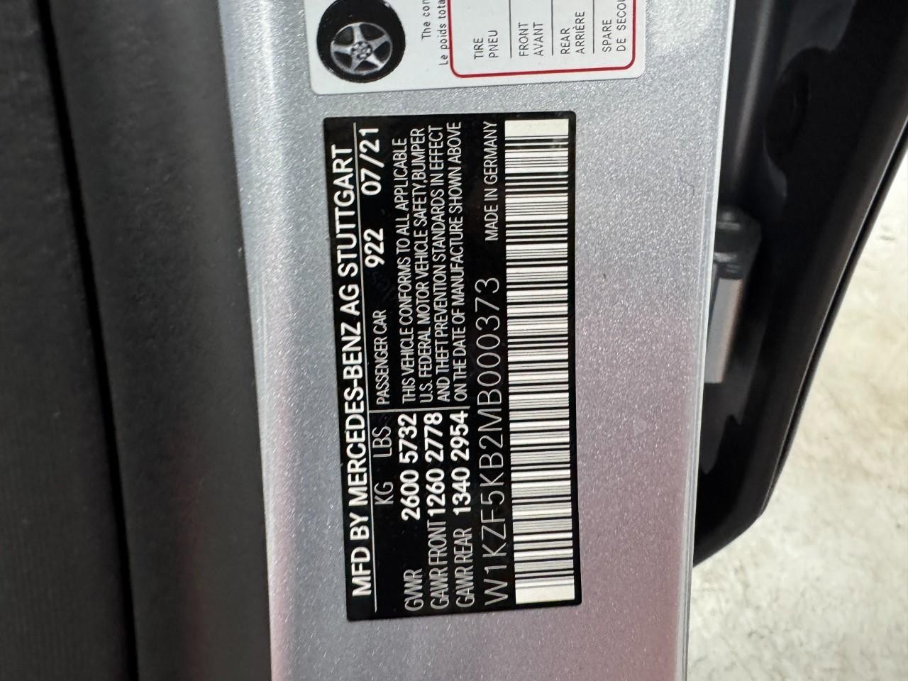 Mercedes-Benz E-Class Vehicle Full-screen Gallery Image 38