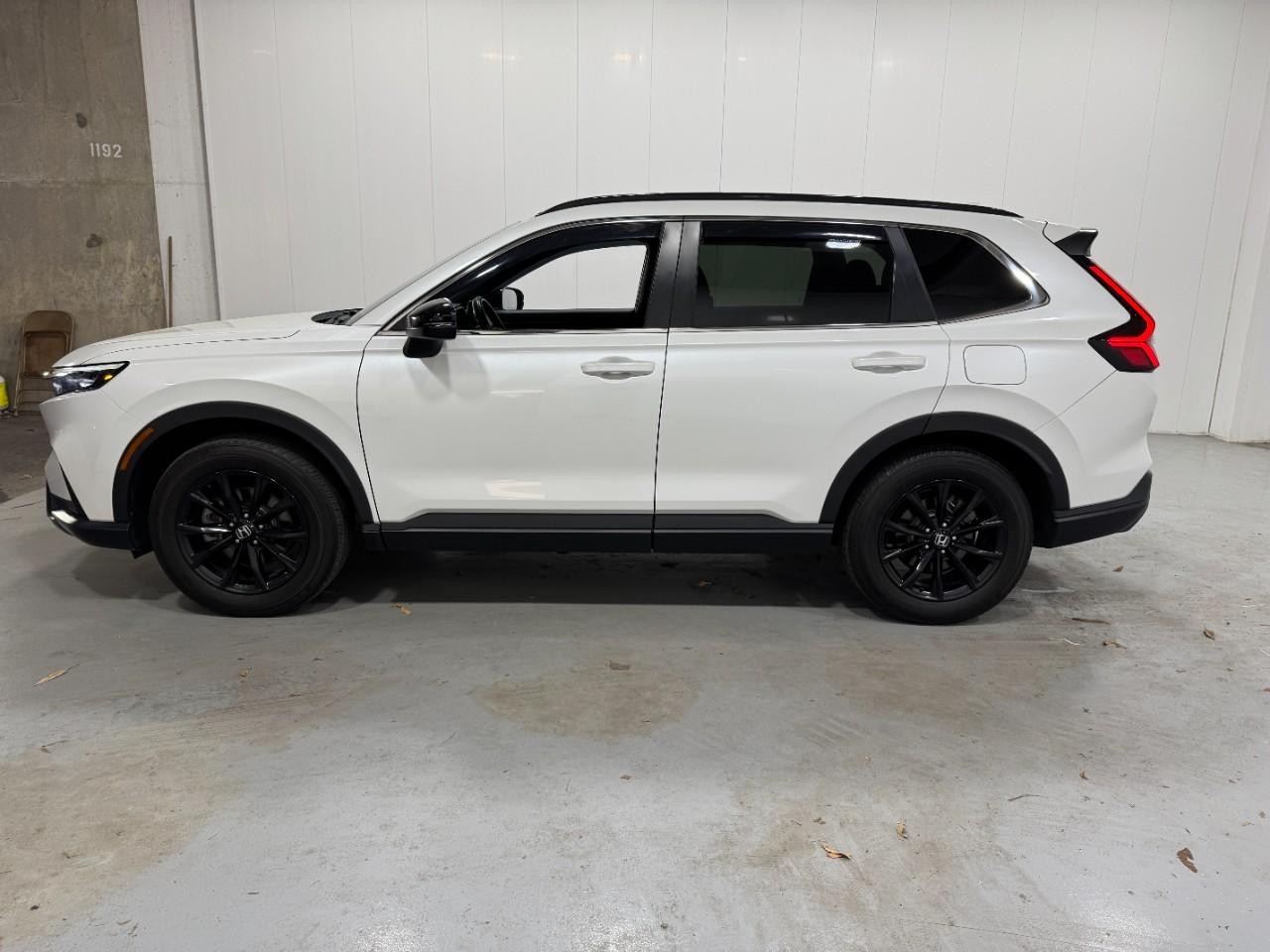 Honda CR-V Hybrid Vehicle Full-screen Gallery Image 2