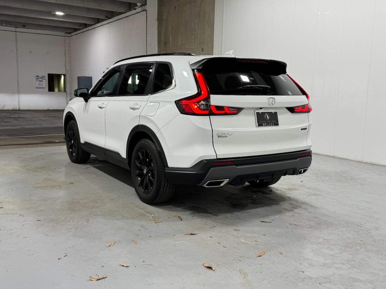 Honda CR-V Hybrid Vehicle Full-screen Gallery Image 3