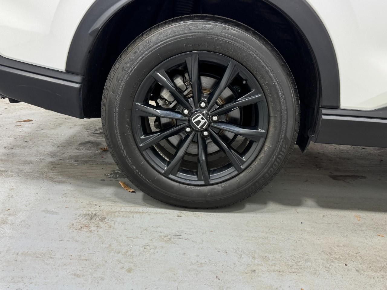 Honda CR-V Hybrid Vehicle Full-screen Gallery Image 5