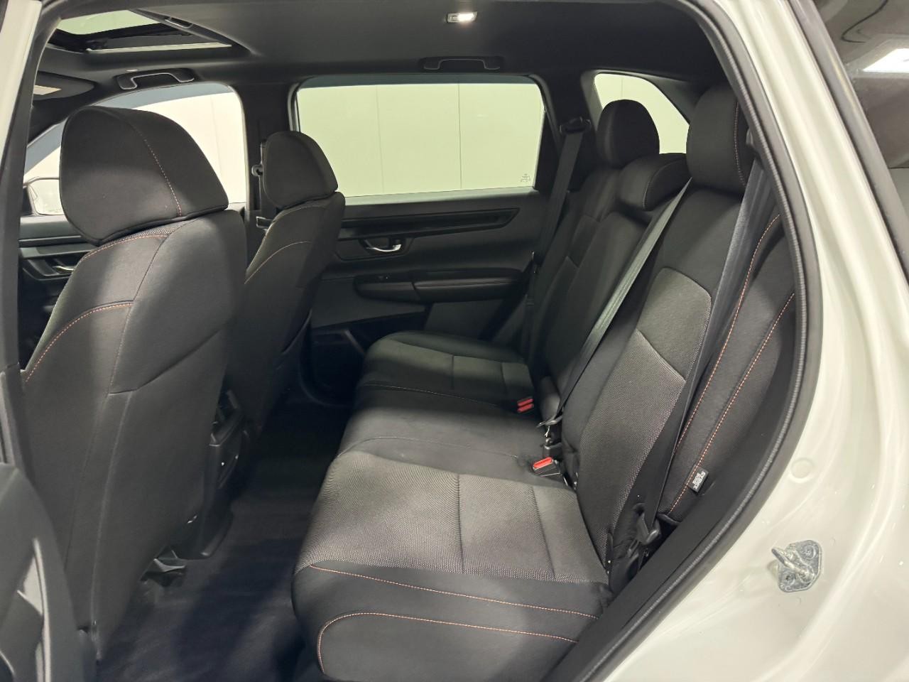 Honda CR-V Hybrid Vehicle Full-screen Gallery Image 8