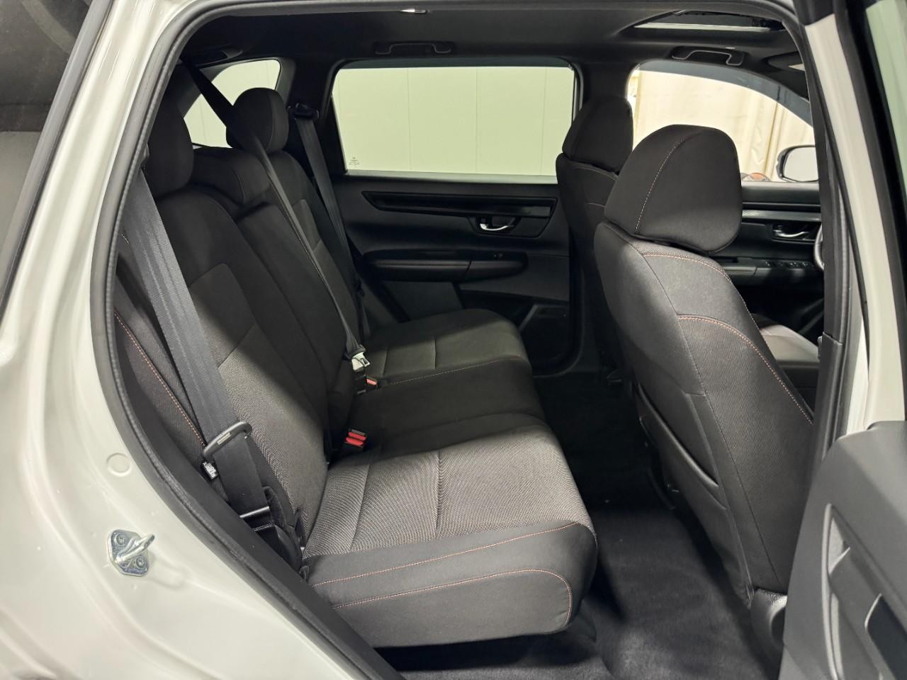 Honda CR-V Hybrid Vehicle Full-screen Gallery Image 10