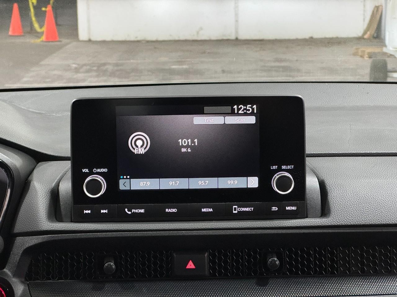 Honda CR-V Hybrid Vehicle Full-screen Gallery Image 14