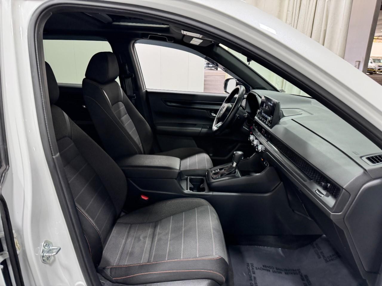 Honda CR-V Hybrid Vehicle Full-screen Gallery Image 18