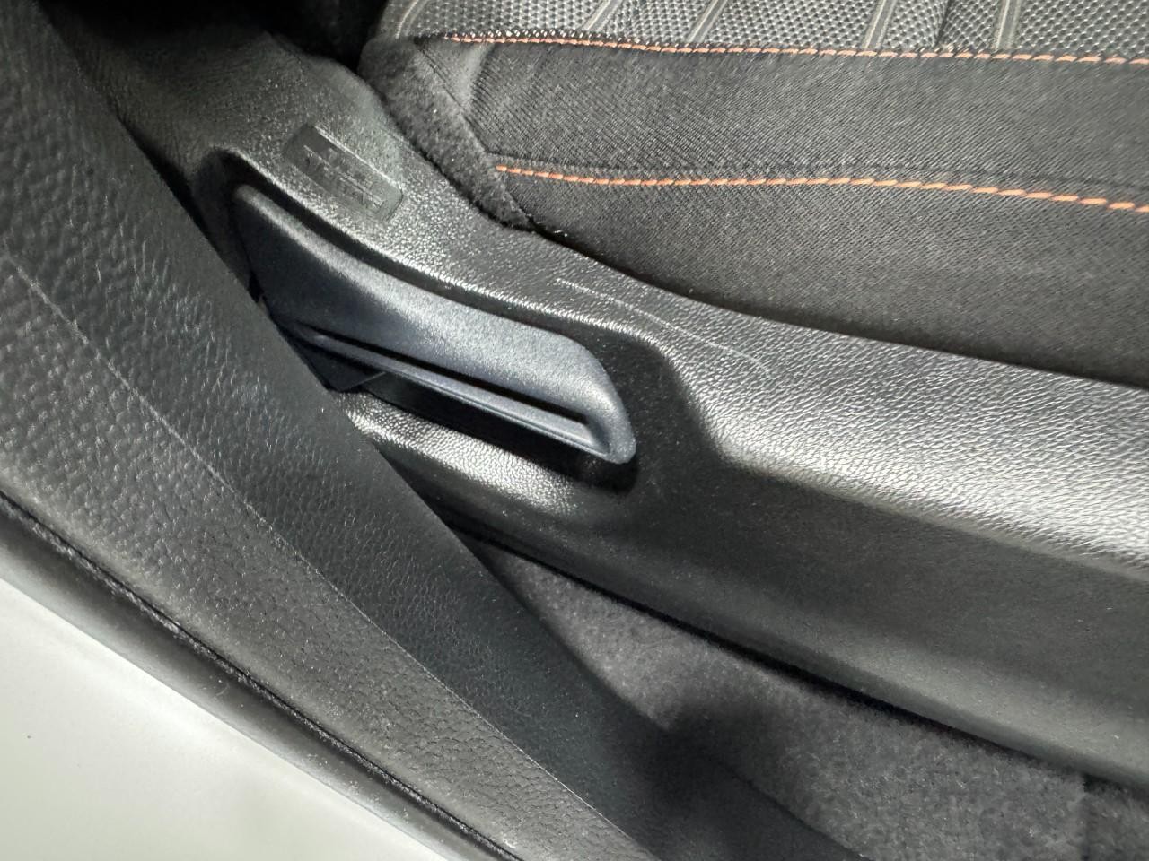 Honda CR-V Hybrid Vehicle Full-screen Gallery Image 20