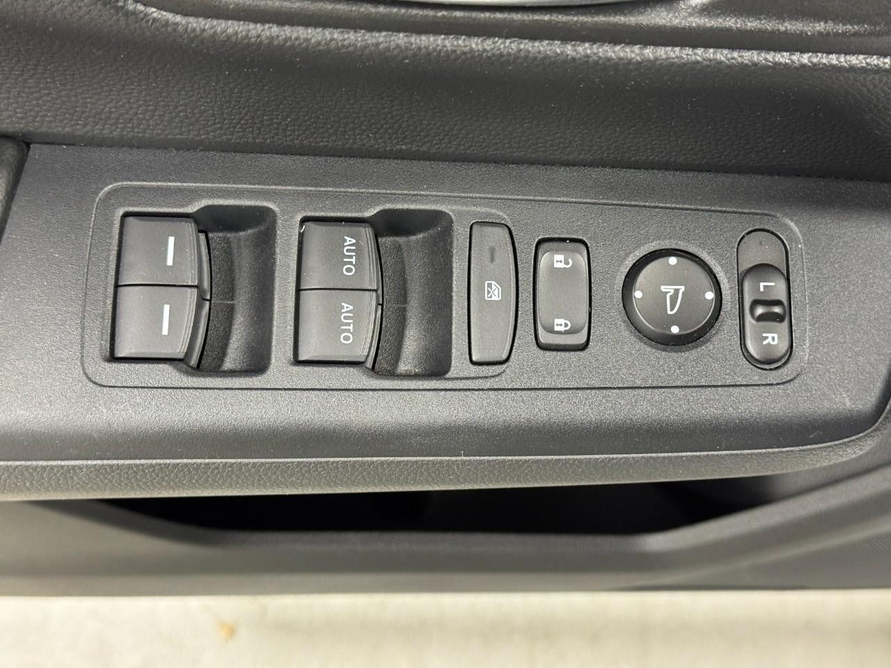 Honda CR-V Hybrid Vehicle Full-screen Gallery Image 24