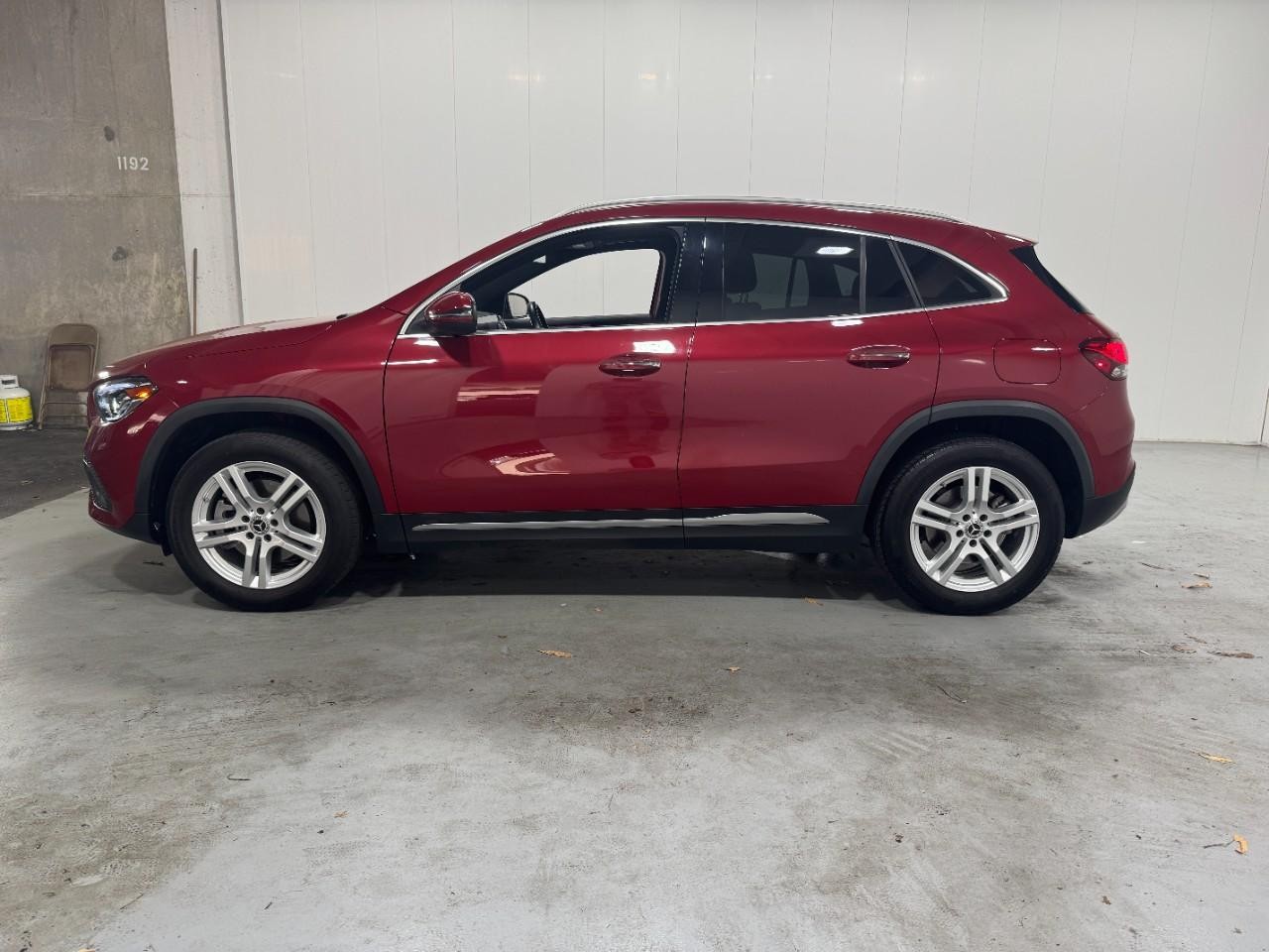 Mercedes-Benz GLA Vehicle Full-screen Gallery Image 2