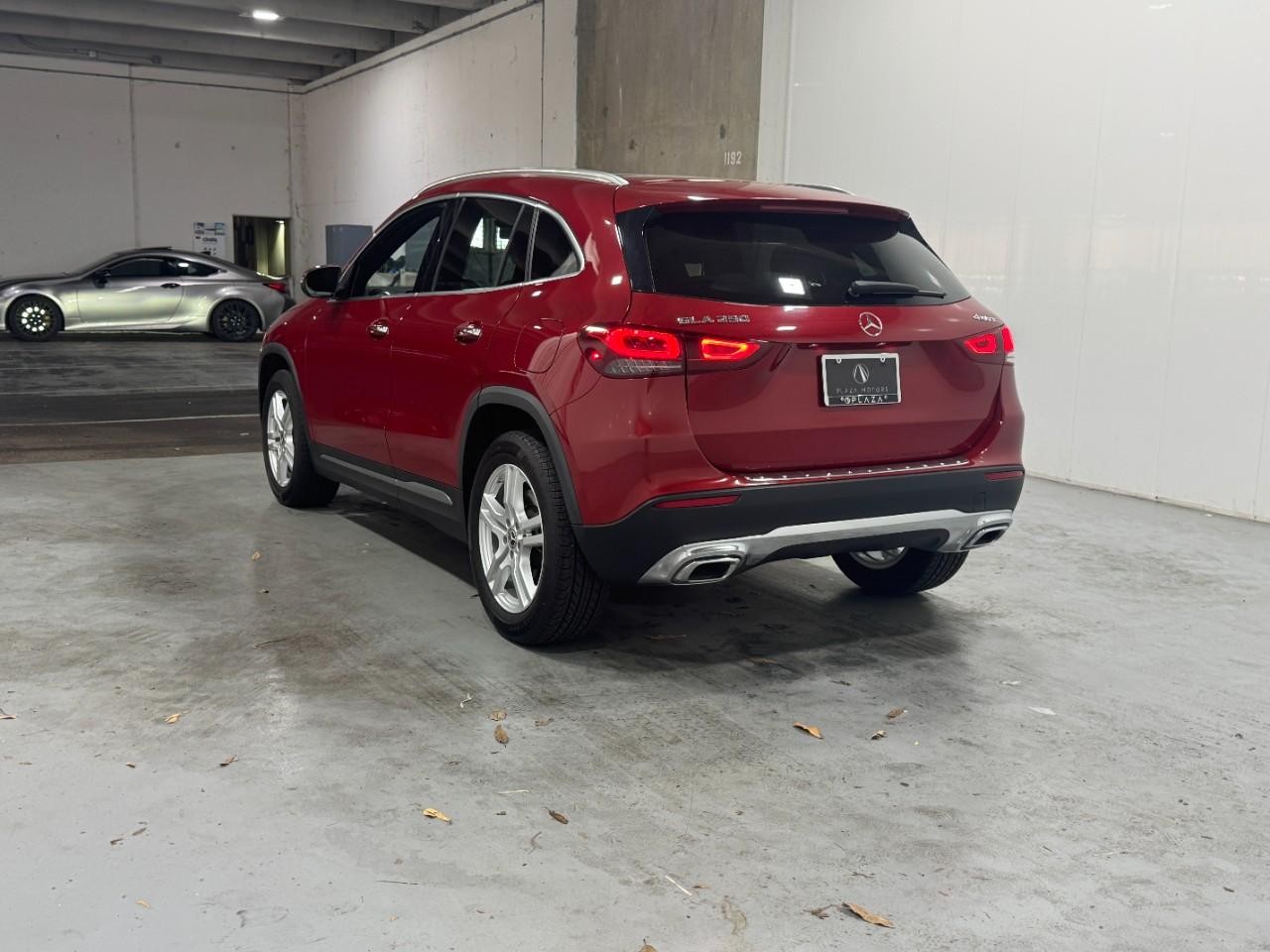 Mercedes-Benz GLA Vehicle Full-screen Gallery Image 3