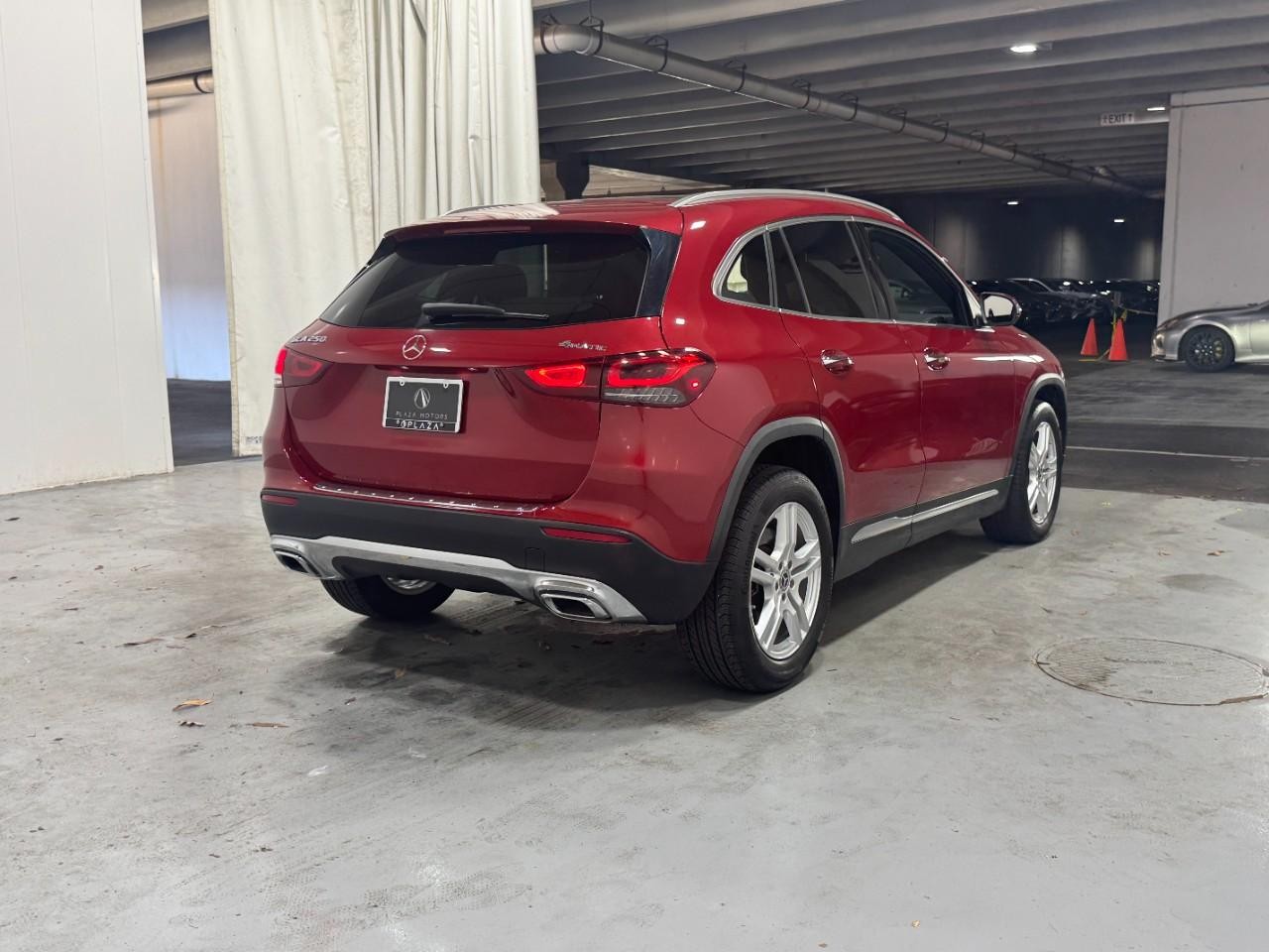 Mercedes-Benz GLA Vehicle Full-screen Gallery Image 4