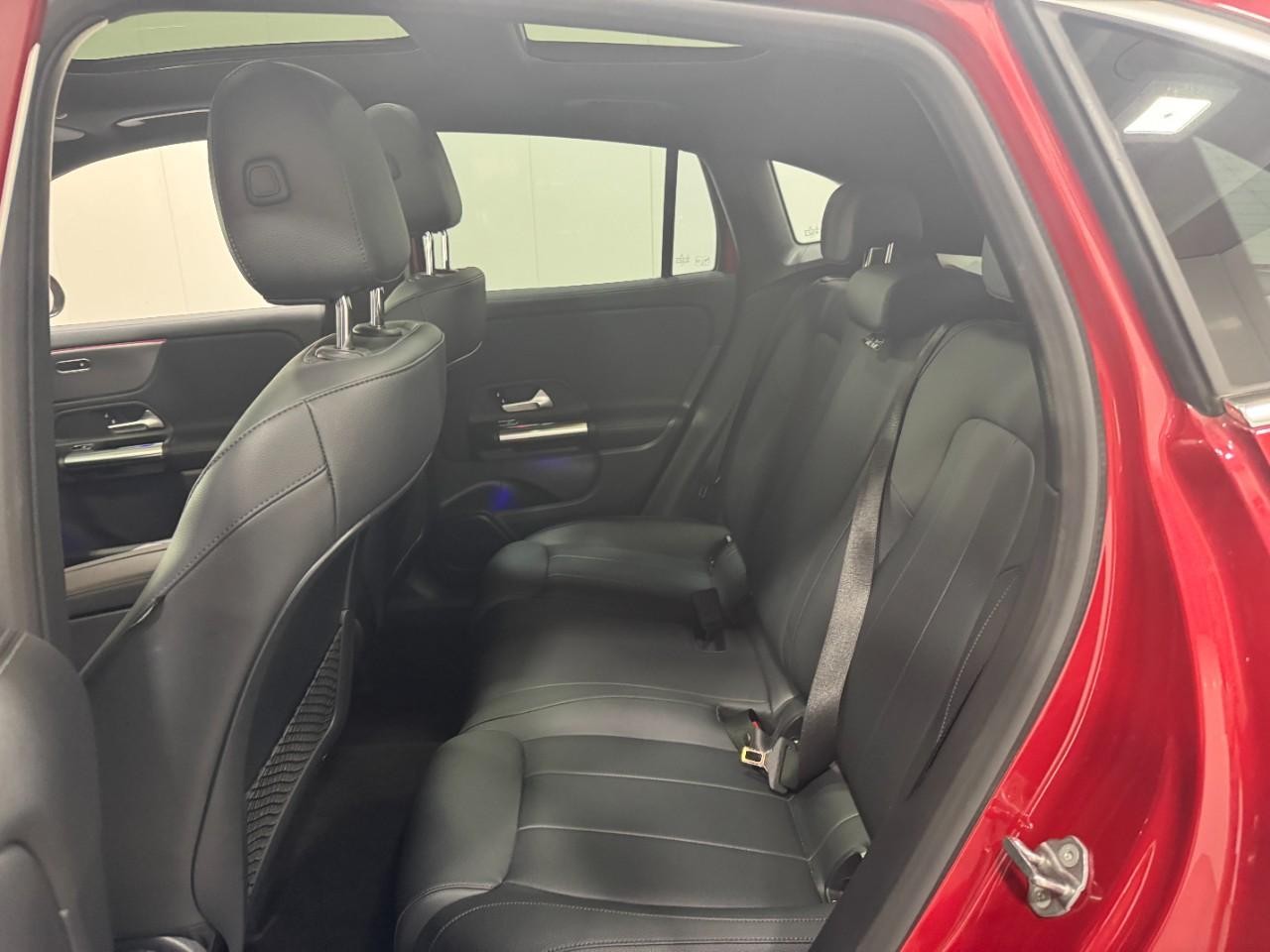 Mercedes-Benz GLA Vehicle Full-screen Gallery Image 8