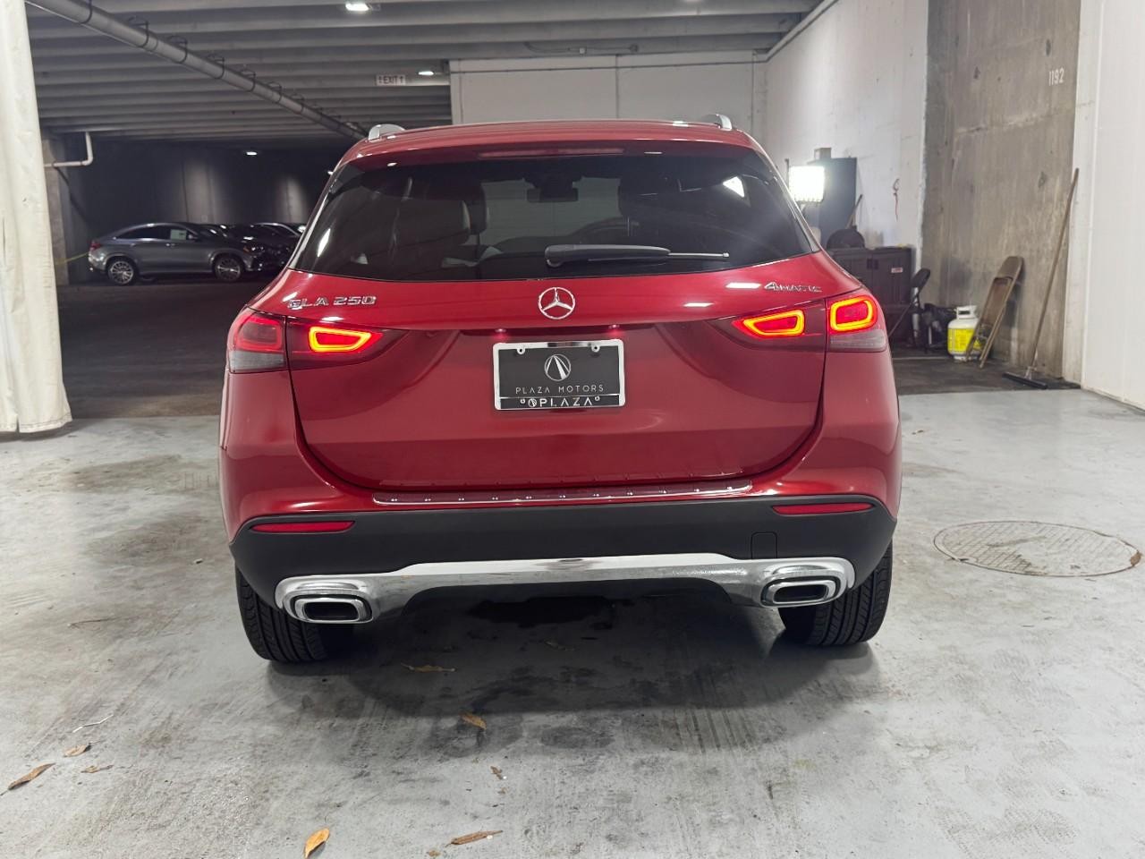 Mercedes-Benz GLA Vehicle Full-screen Gallery Image 9