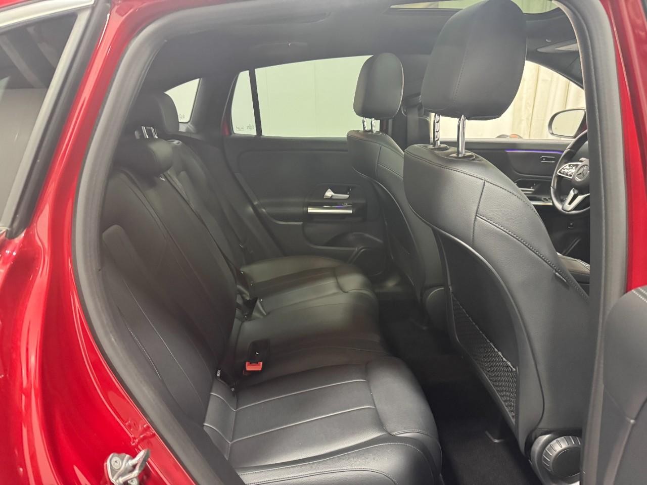 Mercedes-Benz GLA Vehicle Full-screen Gallery Image 10