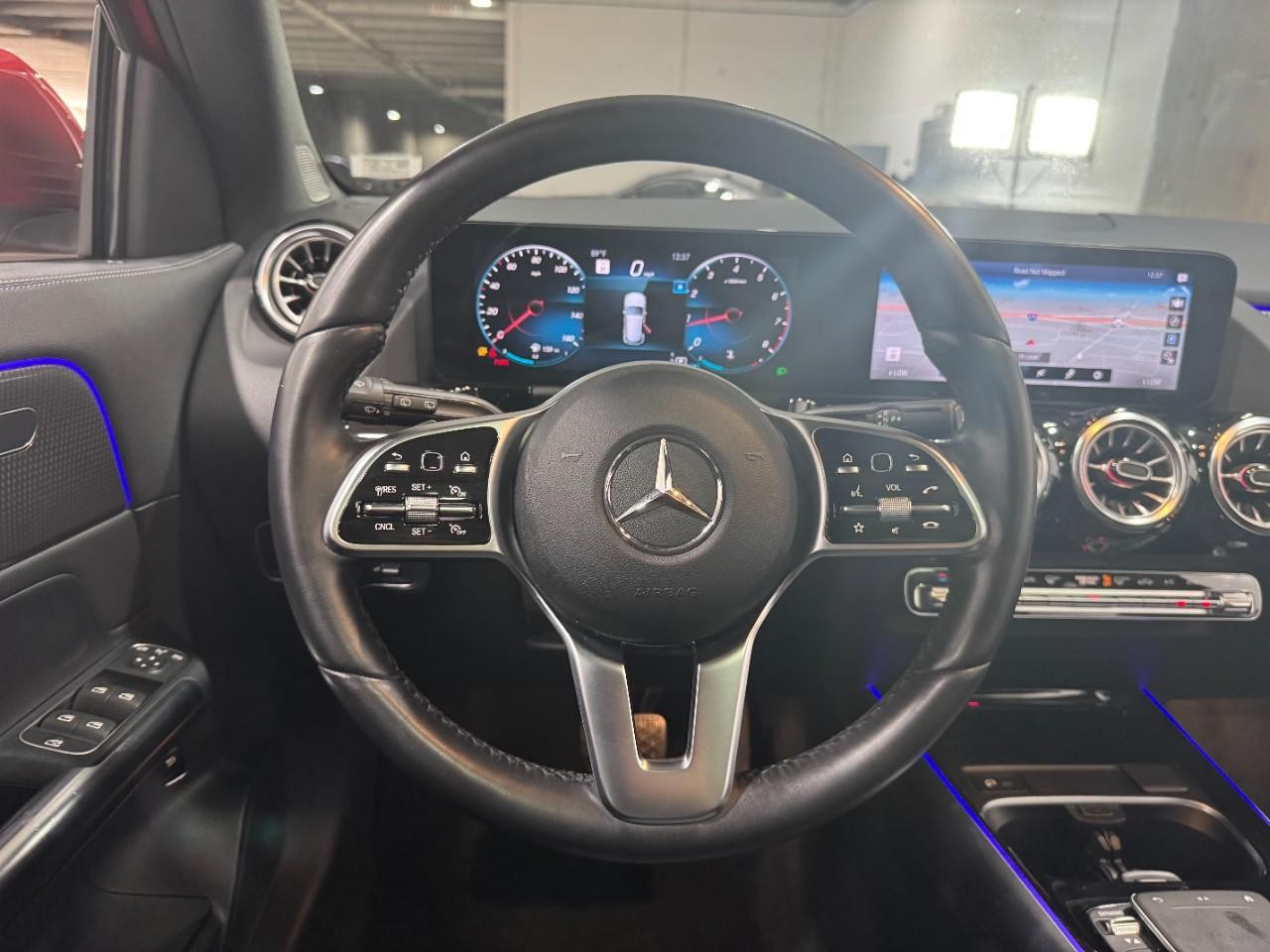 Mercedes-Benz GLA Vehicle Full-screen Gallery Image 13