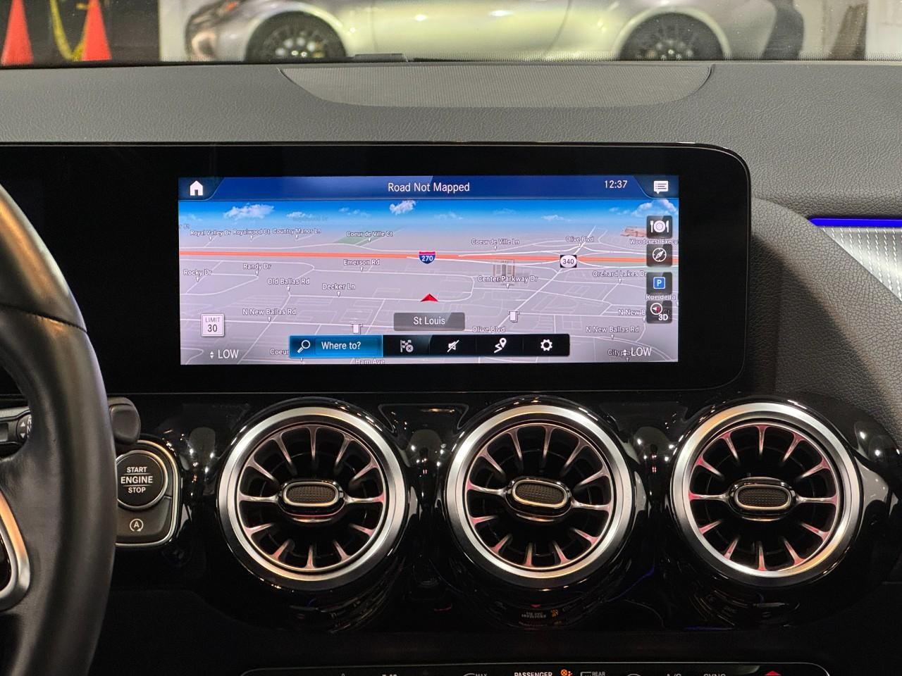 Mercedes-Benz GLA Vehicle Full-screen Gallery Image 14