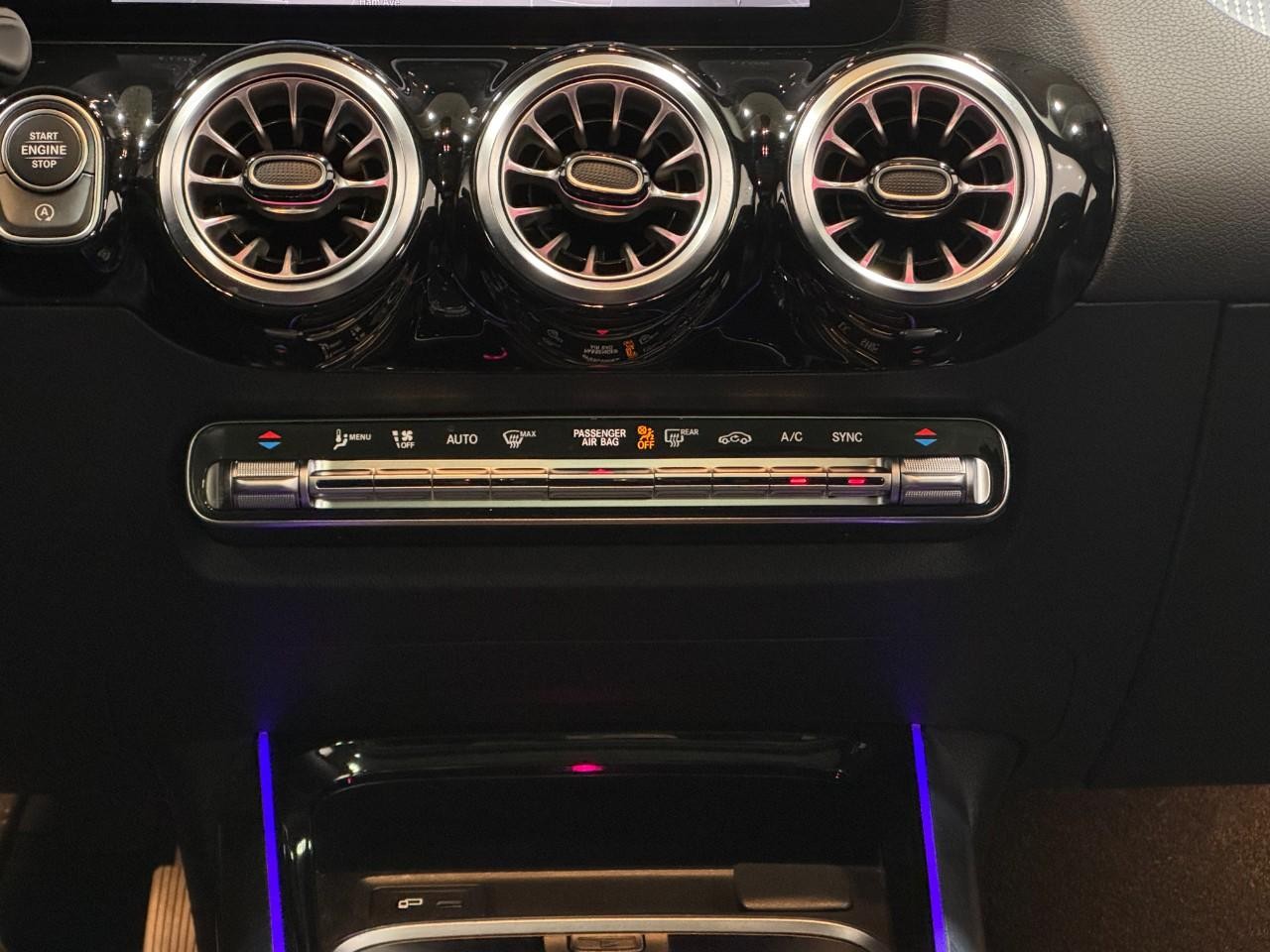 Mercedes-Benz GLA Vehicle Full-screen Gallery Image 15