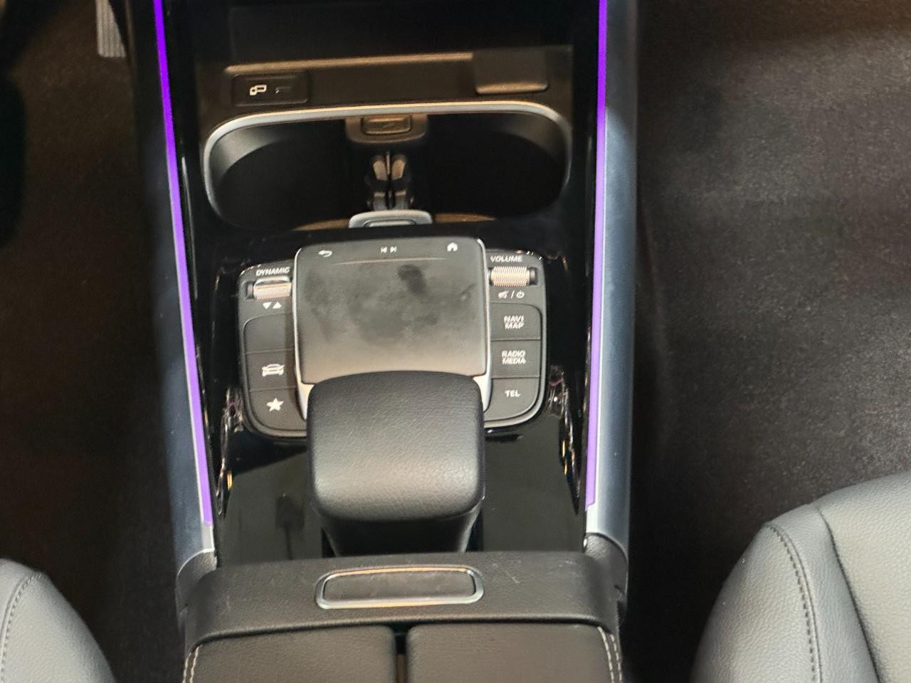 Mercedes-Benz GLA Vehicle Full-screen Gallery Image 16