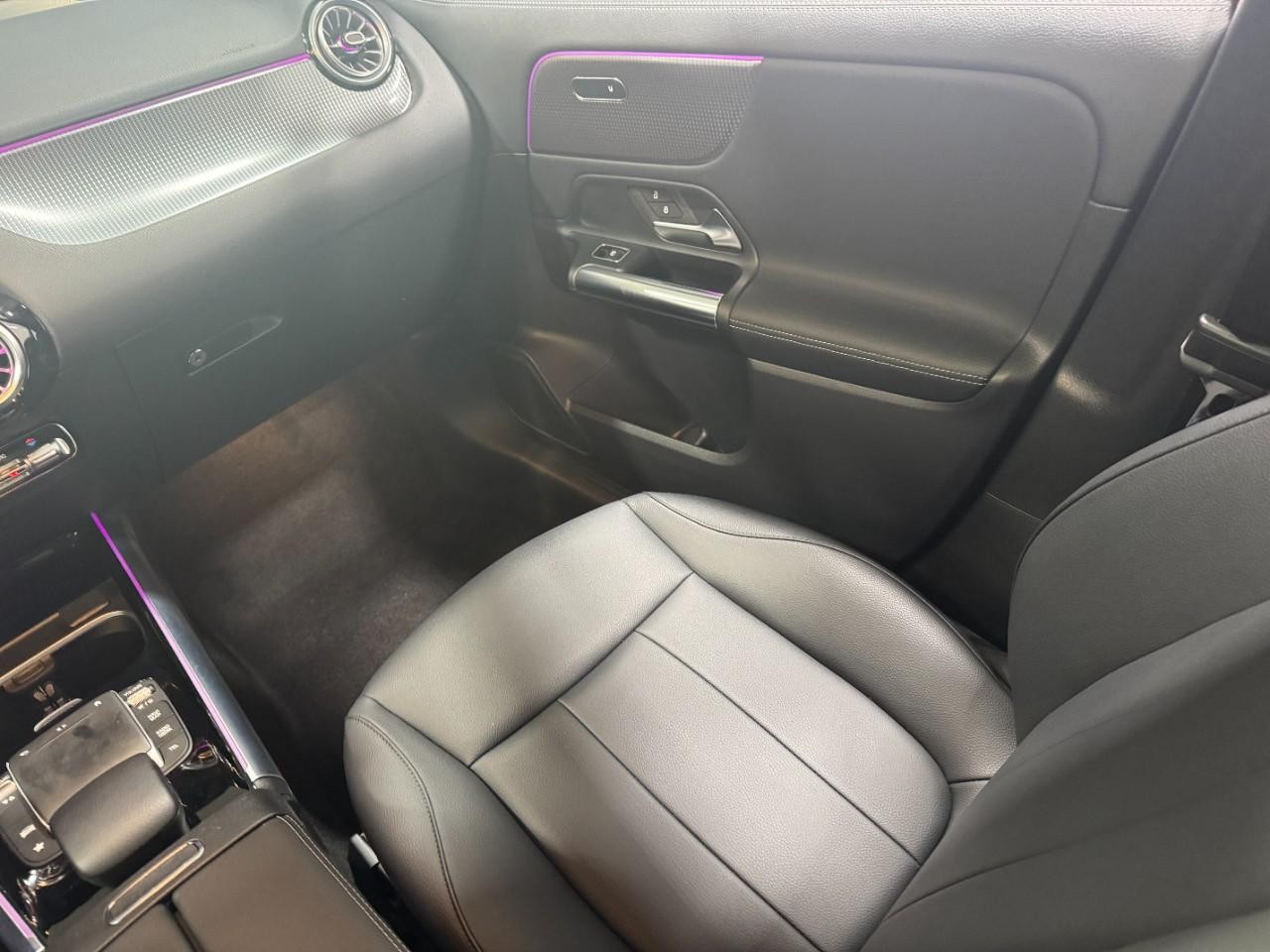 Mercedes-Benz GLA Vehicle Full-screen Gallery Image 17