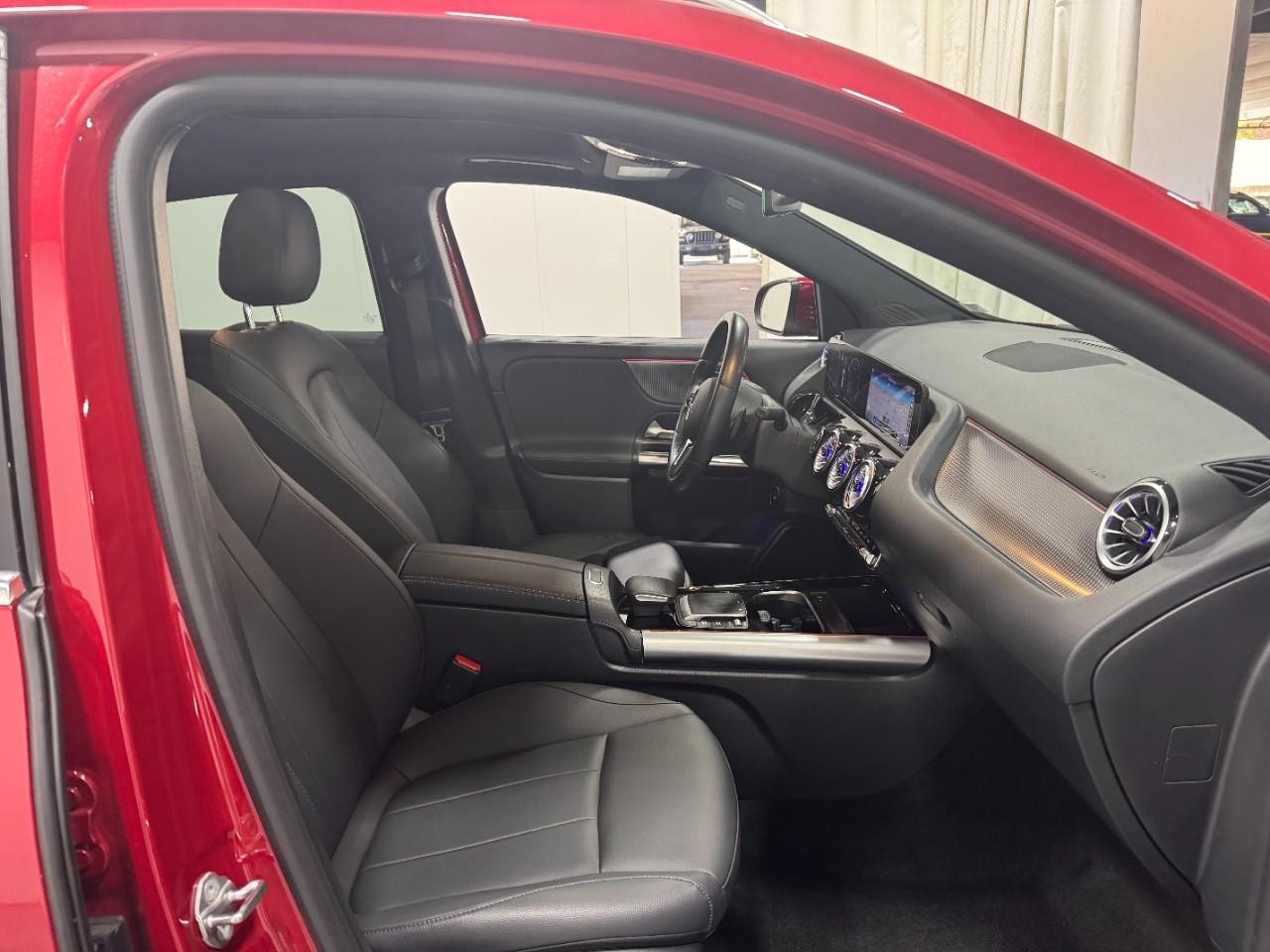 Mercedes-Benz GLA Vehicle Full-screen Gallery Image 18