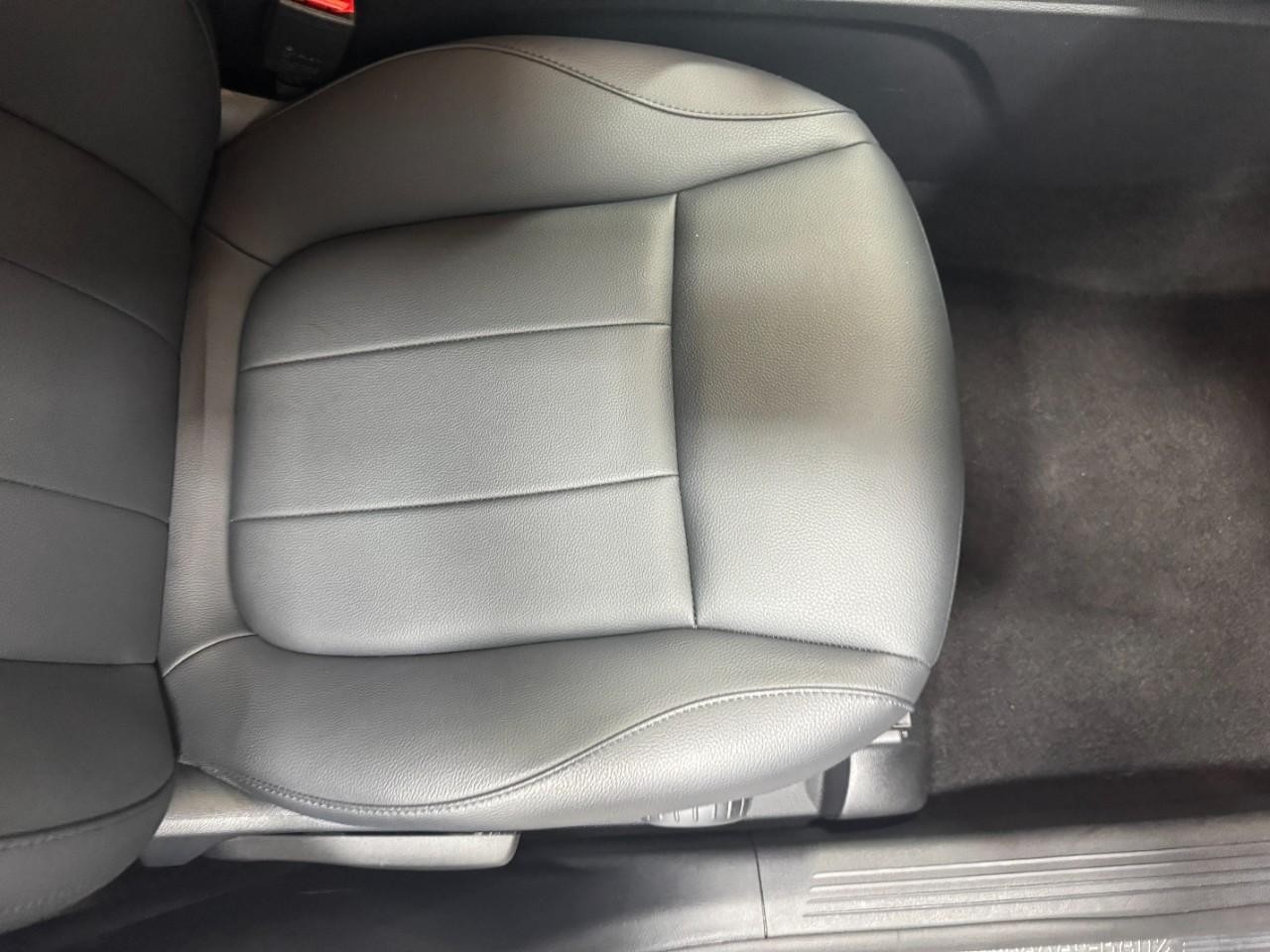 Mercedes-Benz GLA Vehicle Full-screen Gallery Image 19