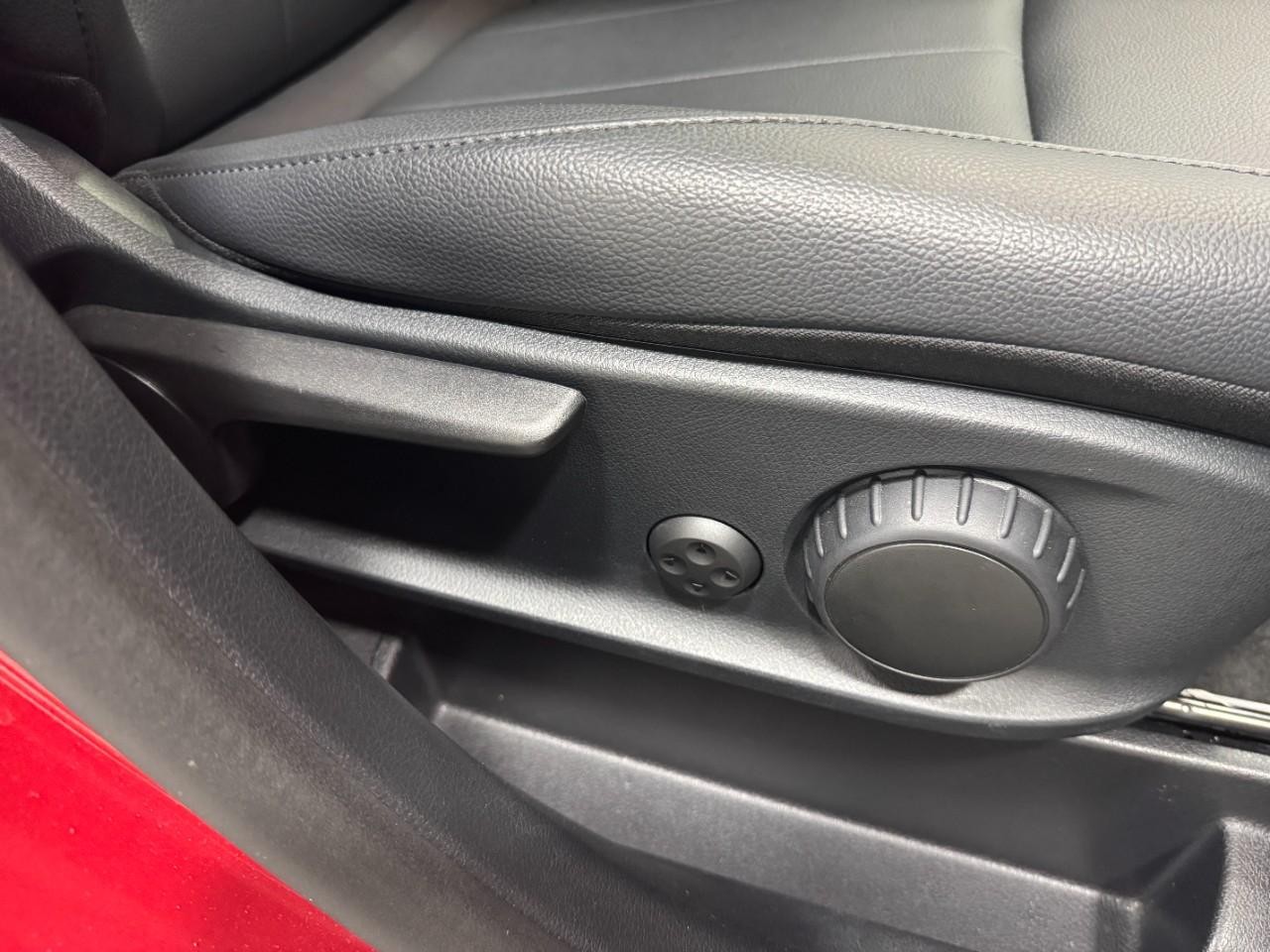 Mercedes-Benz GLA Vehicle Full-screen Gallery Image 20