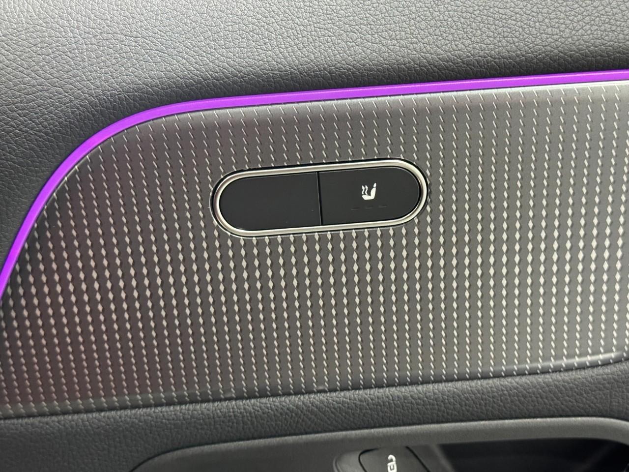 Mercedes-Benz GLA Vehicle Full-screen Gallery Image 21