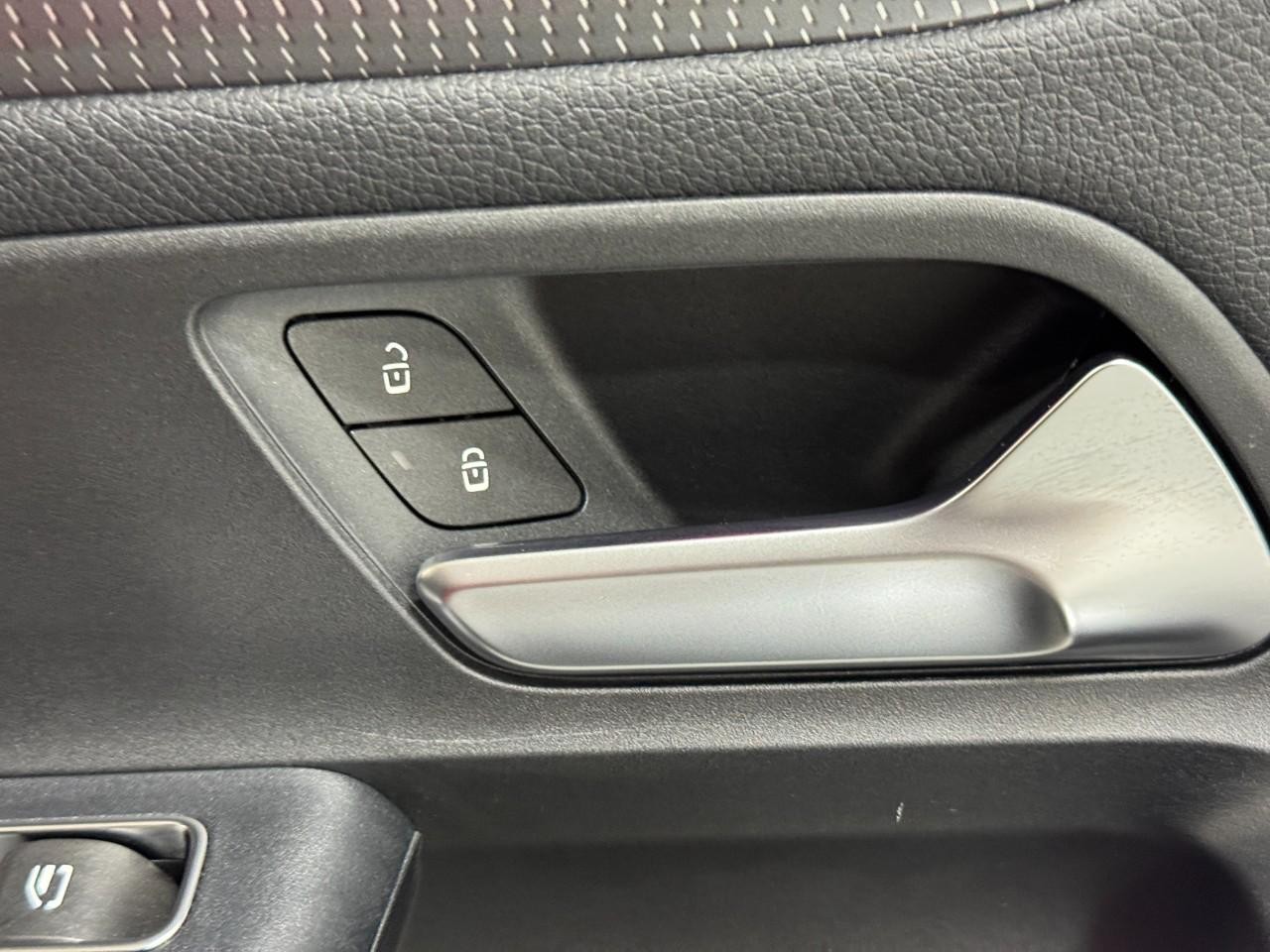 Mercedes-Benz GLA Vehicle Full-screen Gallery Image 22