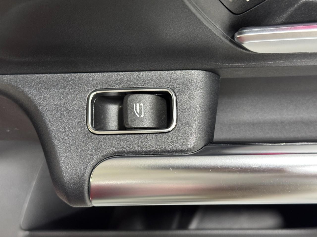 Mercedes-Benz GLA Vehicle Full-screen Gallery Image 23