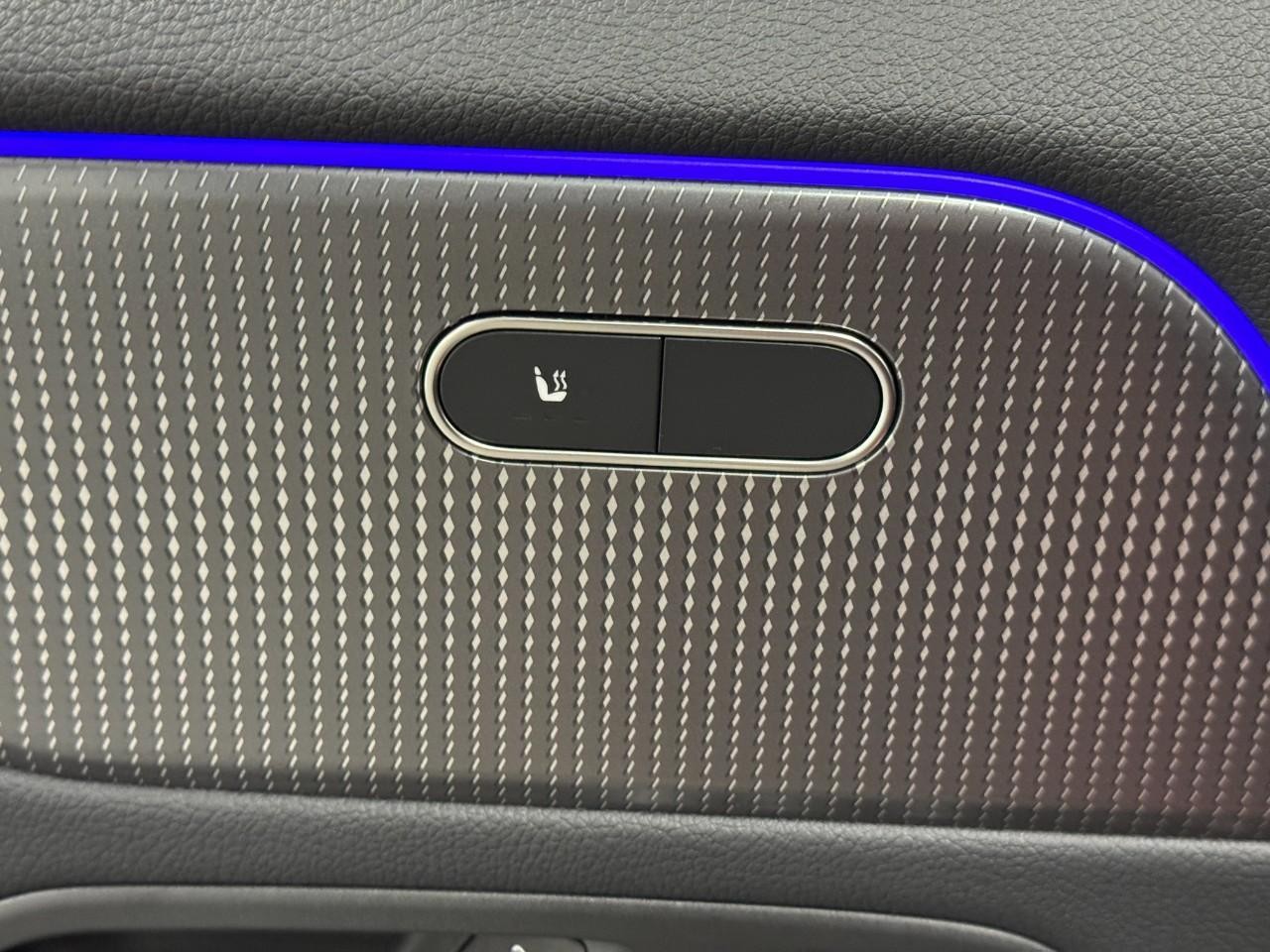 Mercedes-Benz GLA Vehicle Full-screen Gallery Image 24