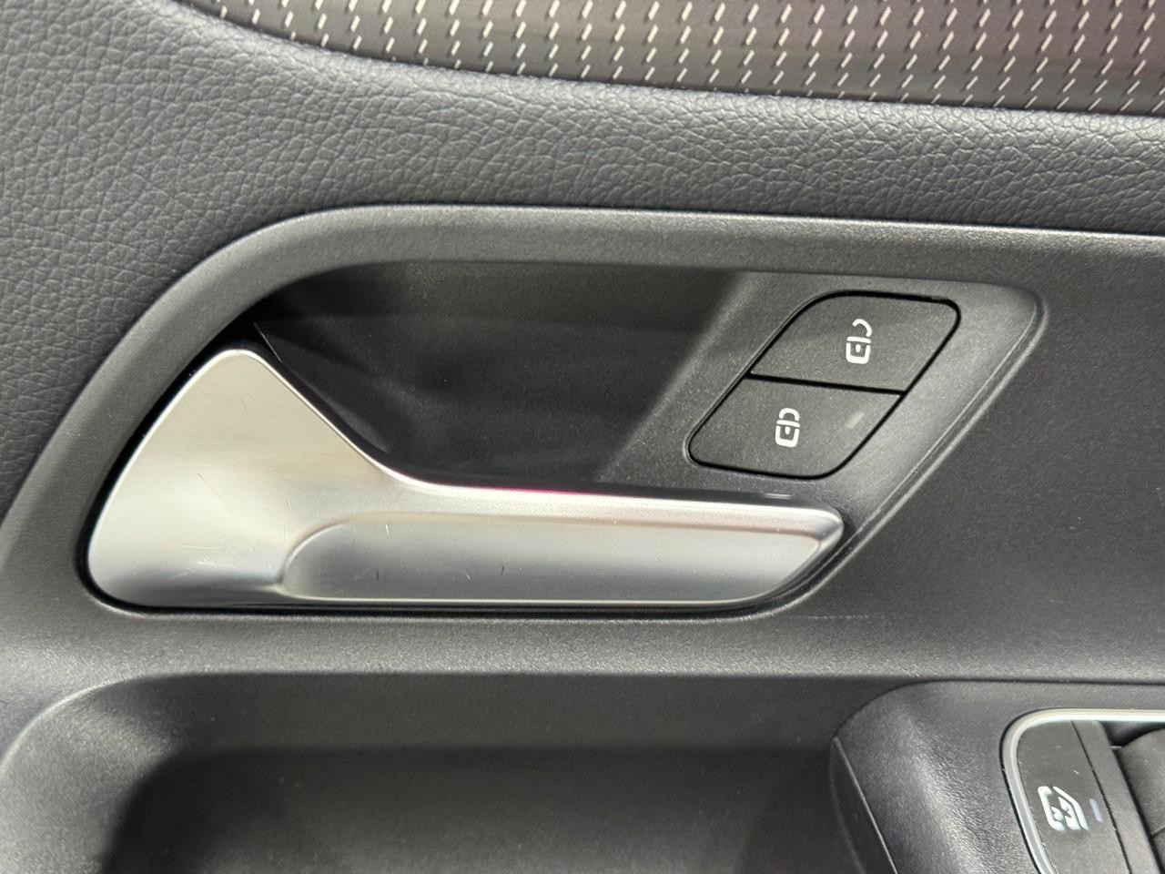 Mercedes-Benz GLA Vehicle Full-screen Gallery Image 25