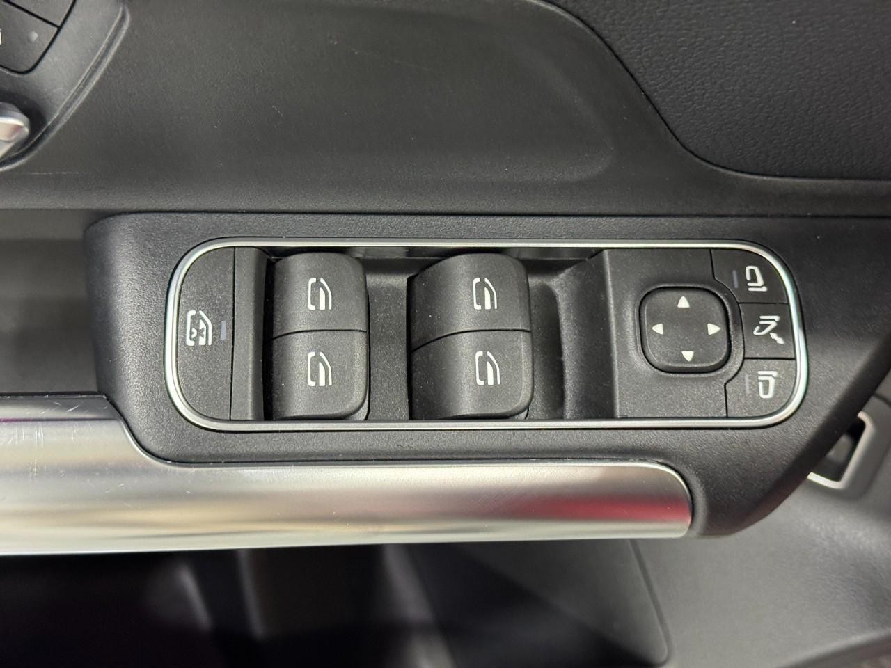 Mercedes-Benz GLA Vehicle Full-screen Gallery Image 26