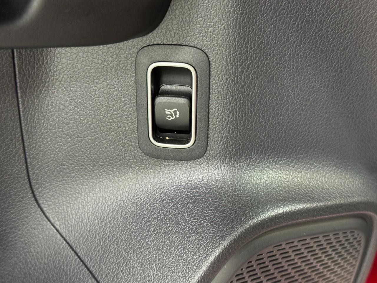 Mercedes-Benz GLA Vehicle Full-screen Gallery Image 27