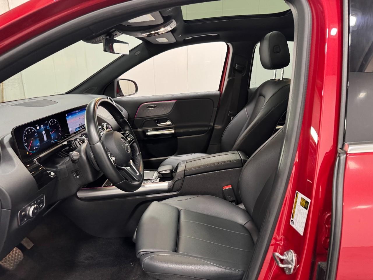 Mercedes-Benz GLA Vehicle Full-screen Gallery Image 28