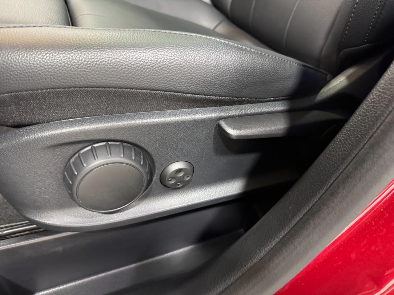 Mercedes-Benz GLA Vehicle Full-screen Gallery Image 30