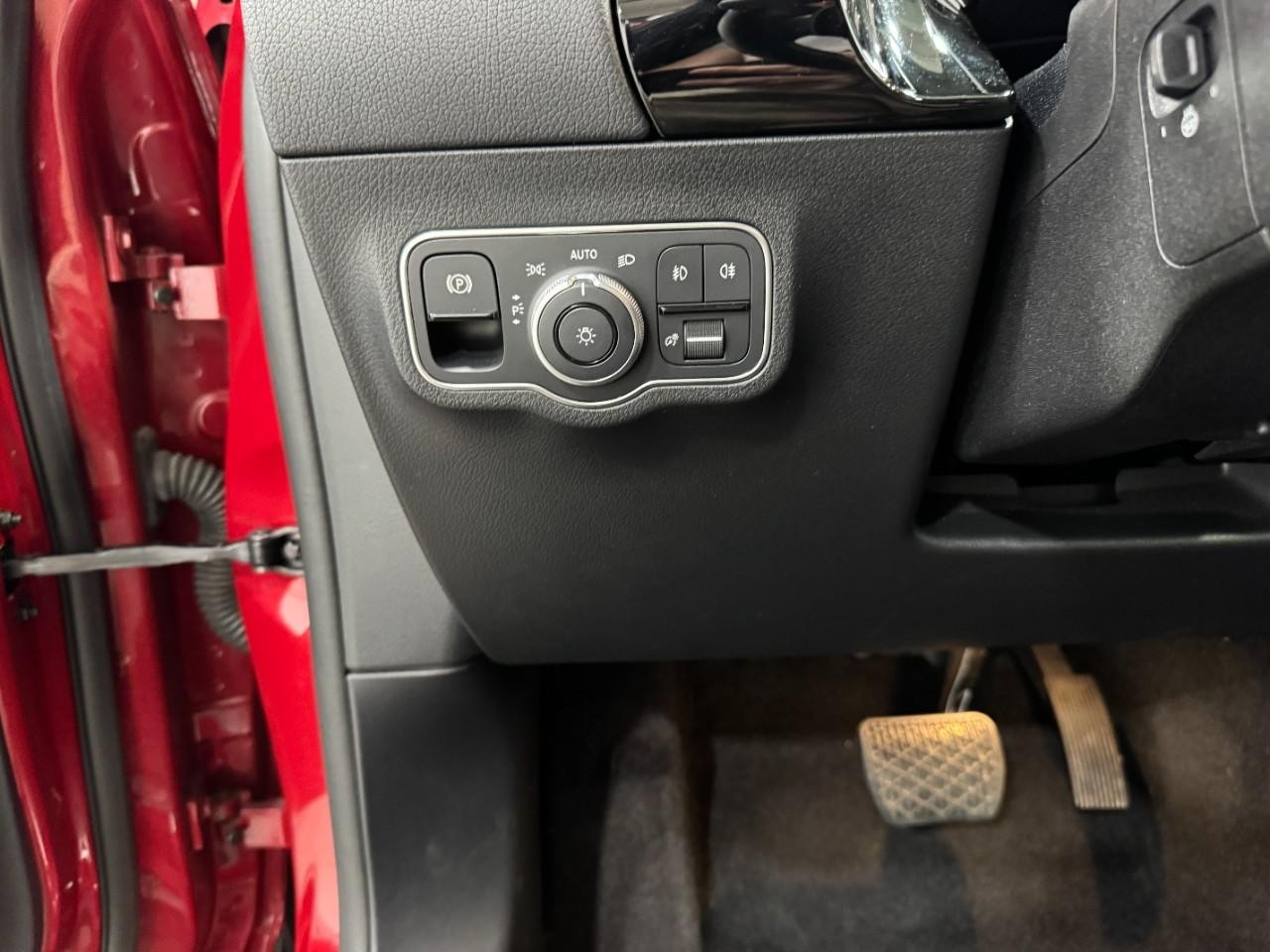 Mercedes-Benz GLA Vehicle Full-screen Gallery Image 31