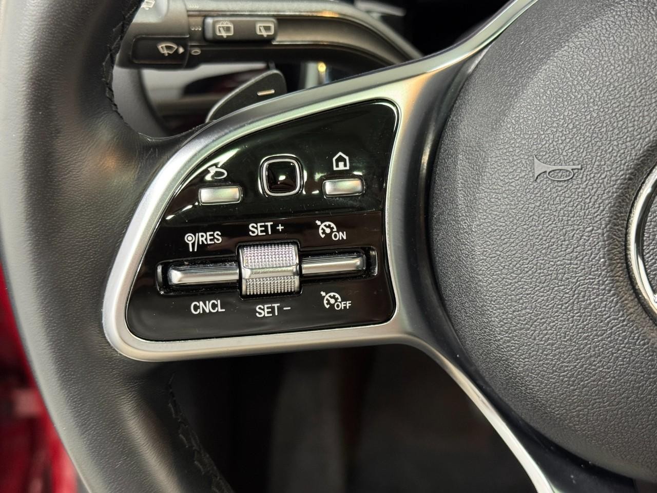 Mercedes-Benz GLA Vehicle Full-screen Gallery Image 32