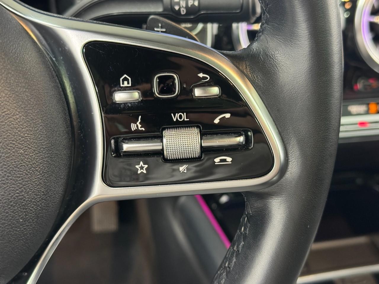 Mercedes-Benz GLA Vehicle Full-screen Gallery Image 33