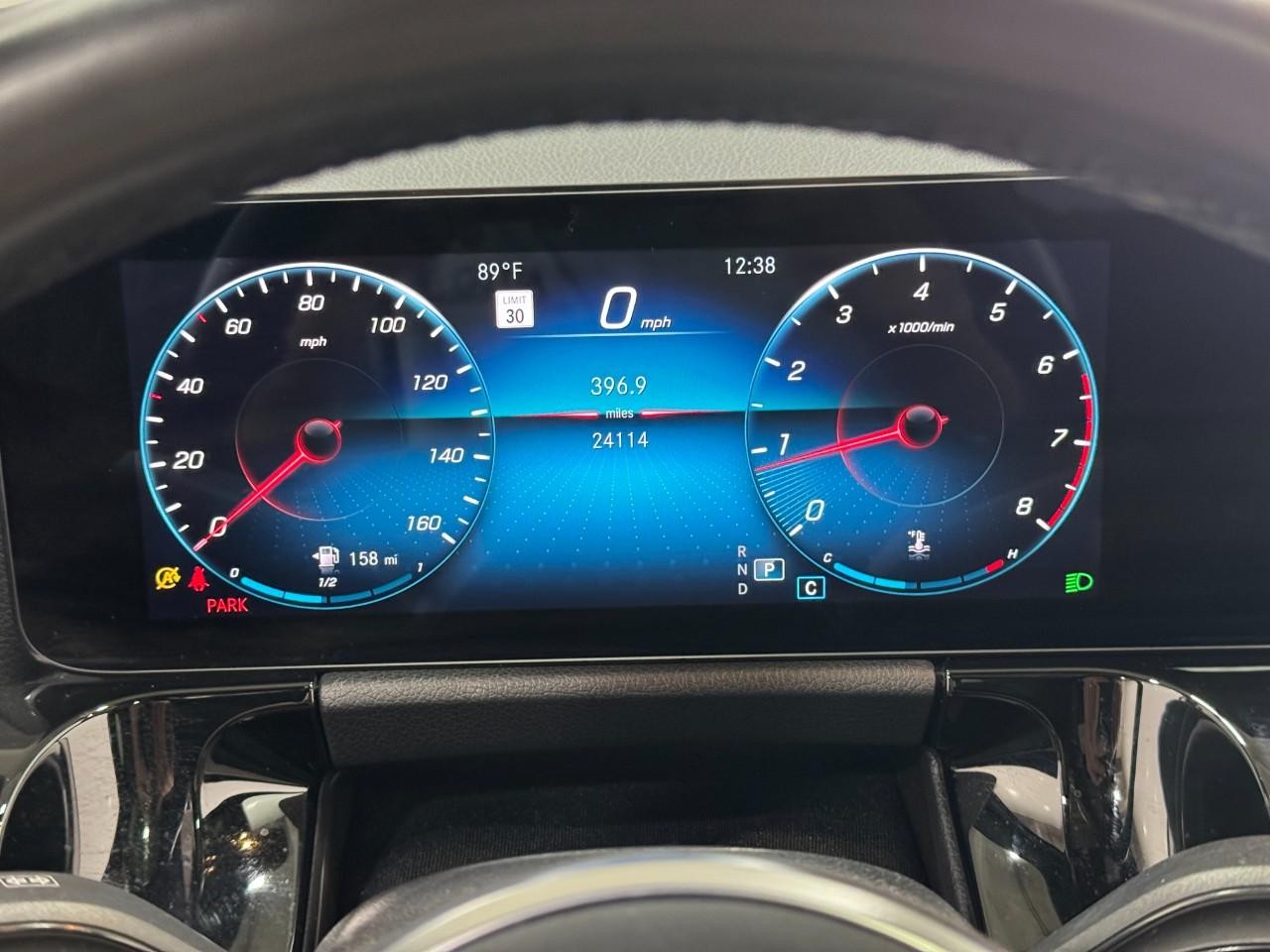 Mercedes-Benz GLA Vehicle Full-screen Gallery Image 34